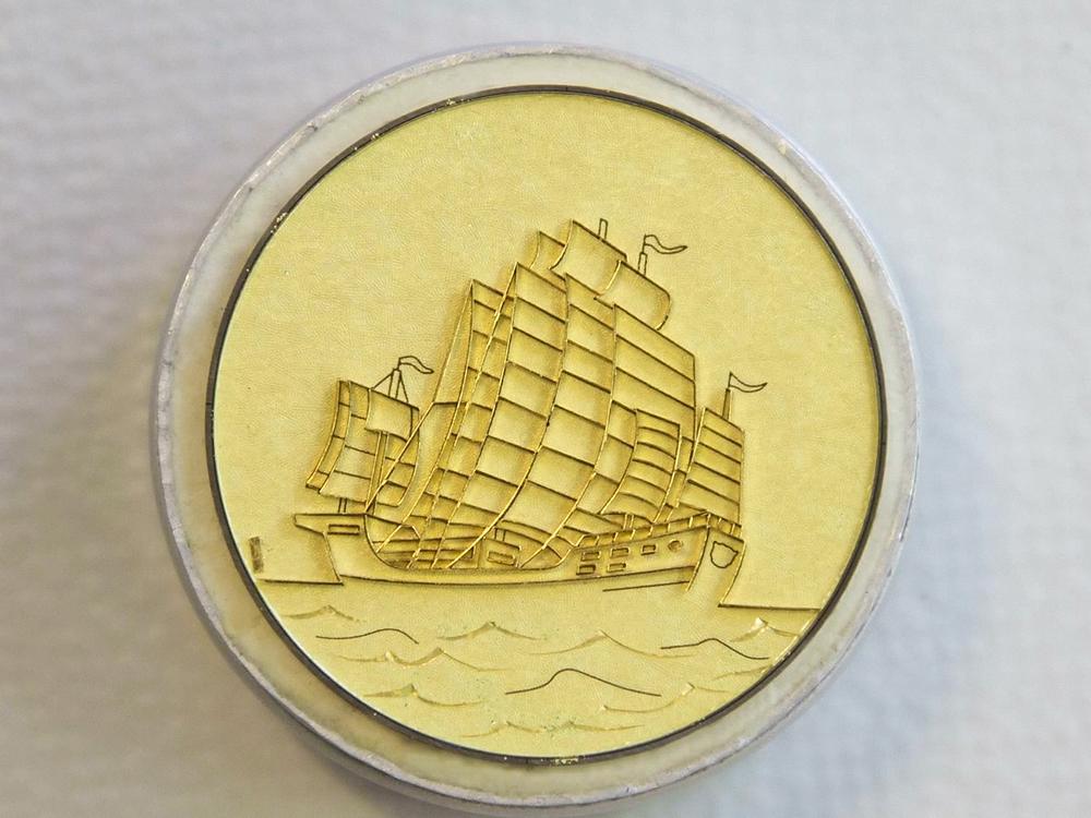 金片架好後,就是填入各色琺瑯原料分批燒製。因為後來必須要全部一起燒烤,中間溫度將產生色差變化,這一點將會考驗著琺瑯師的功力。