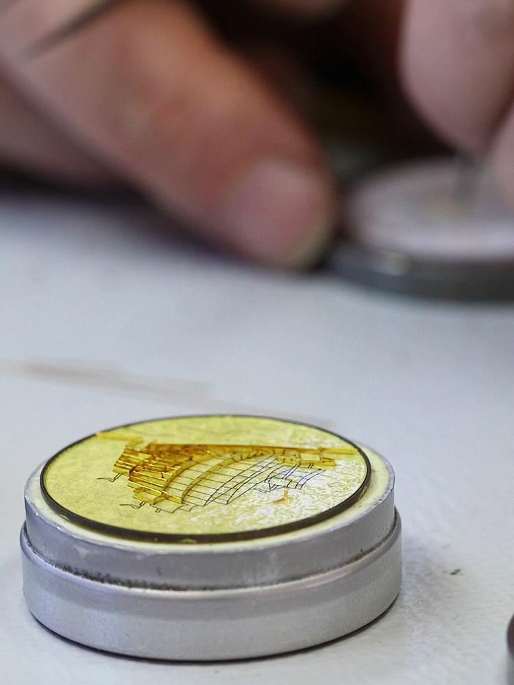 掐絲琺瑯要注意的不僅是平面的精準,連高度也必須統一對齊。
