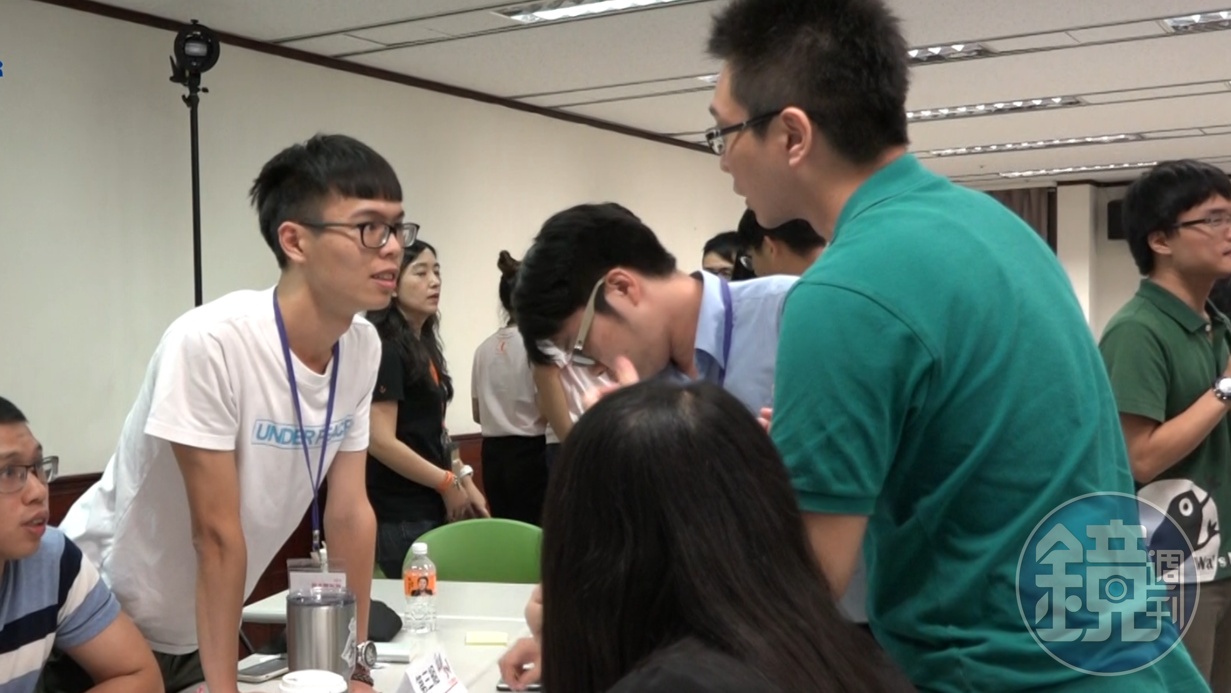 兩邊團體的代表正在「討價還價中」