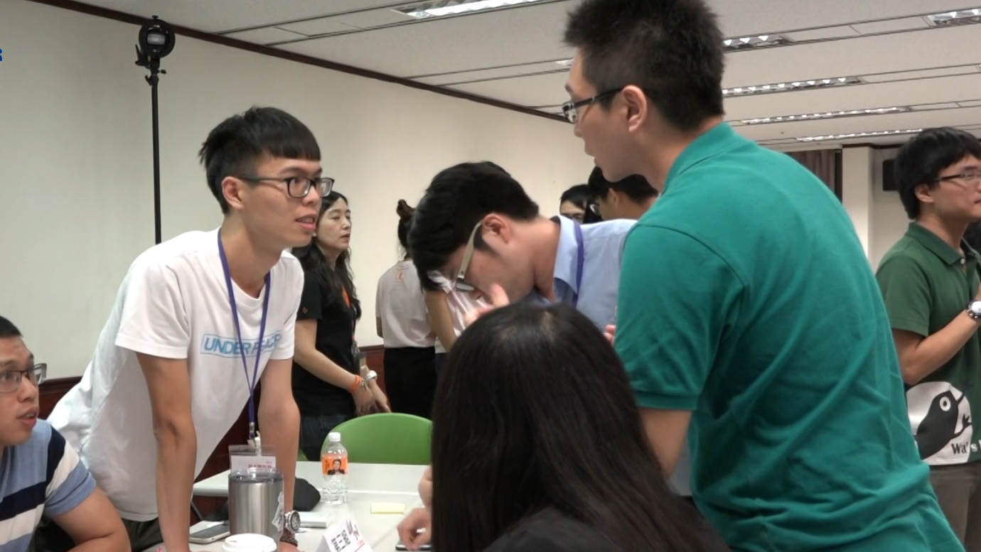 兩邊團體的代表正在「討價還價中」