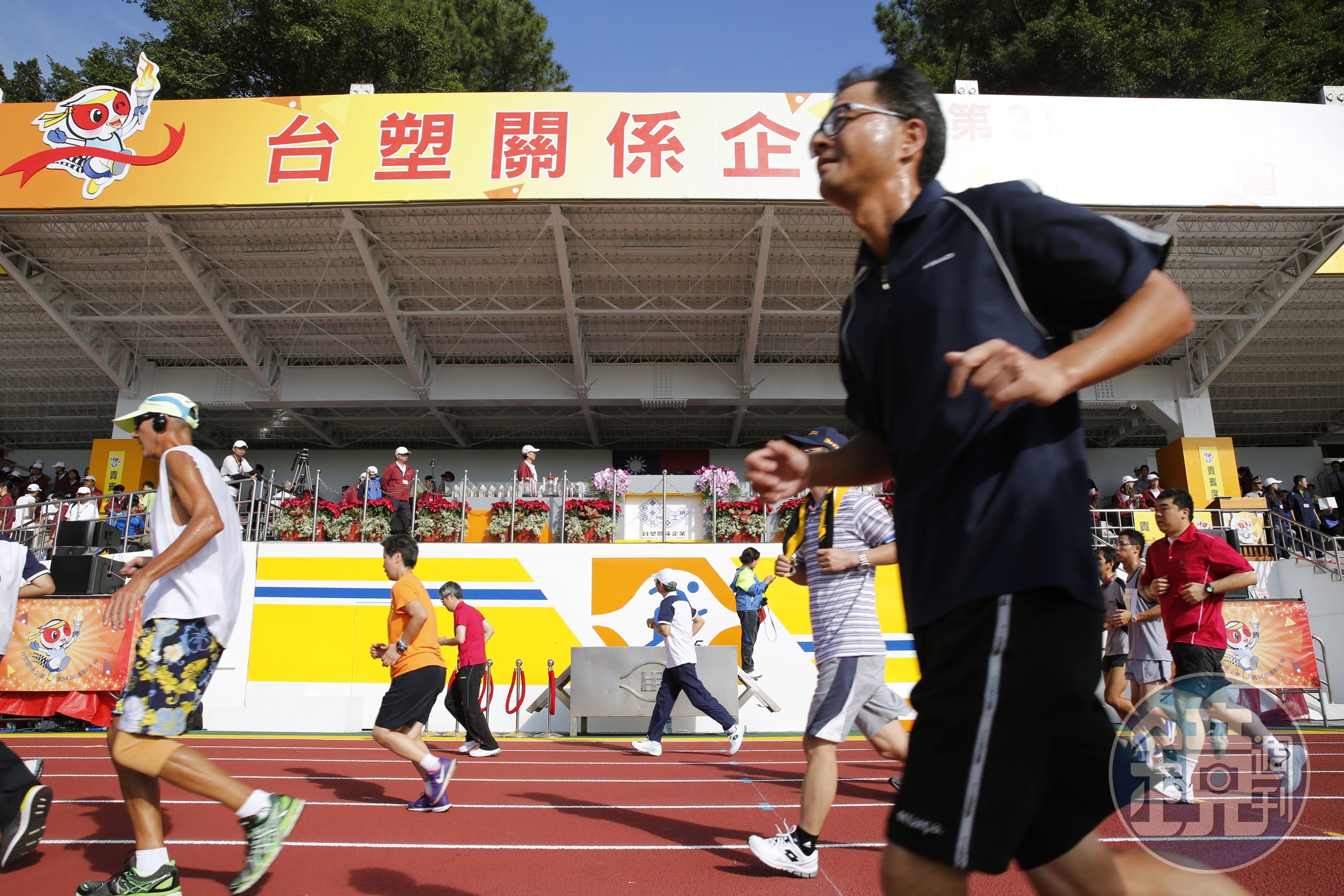 長期投資首要關鍵在選擇一間「不會倒」的公司，一般來說，大集團企業較有機會永續經營。