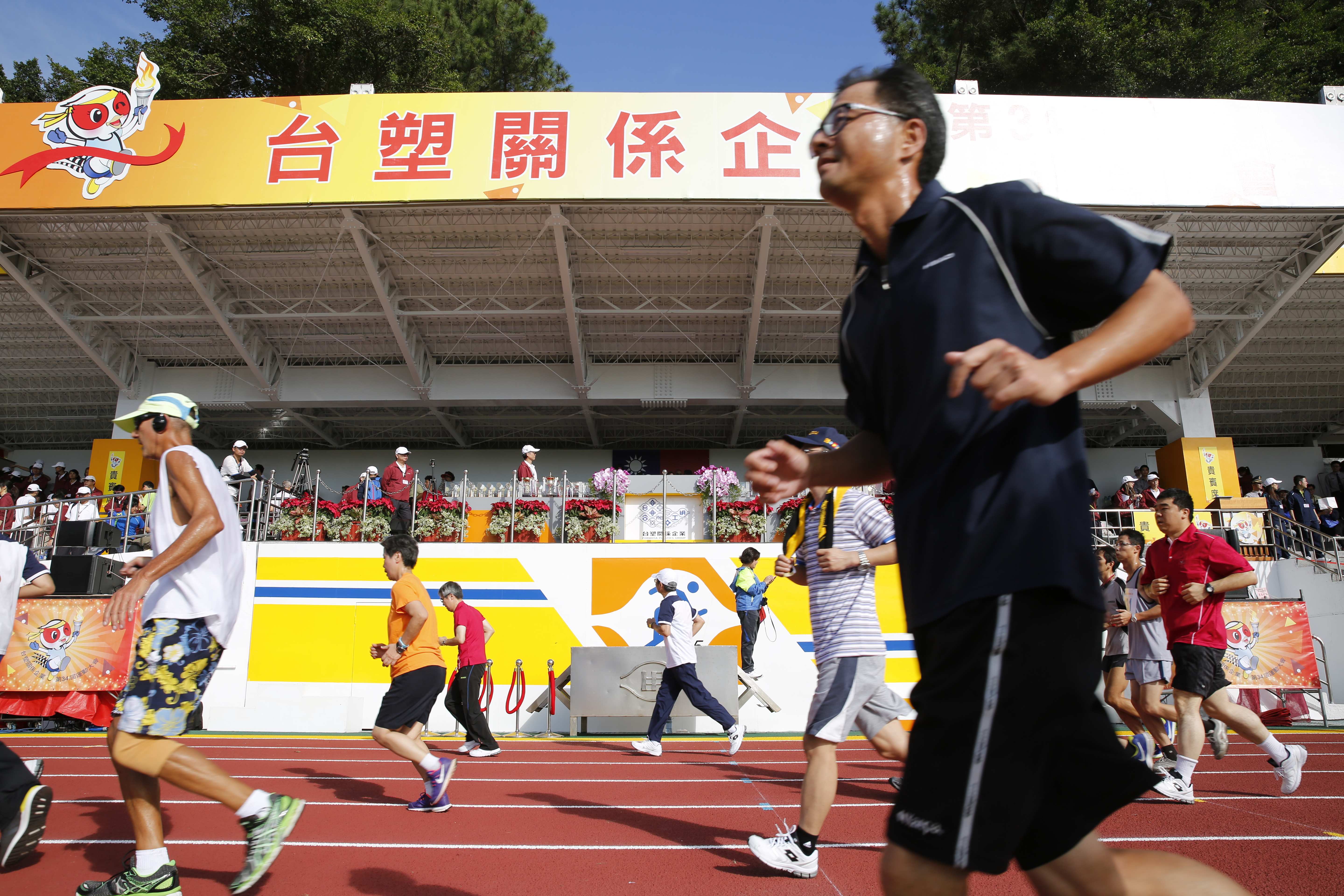 長期投資首要關鍵在選擇一間「不會倒」的公司，一般來說，大集團企業較有機會永續經營。