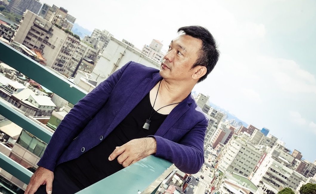 《大佛普拉斯》導演黃信堯曾當過泡沫紅茶店員、汽車業務員、電台Call-in節目主持人、助選員等，經歷豐富。