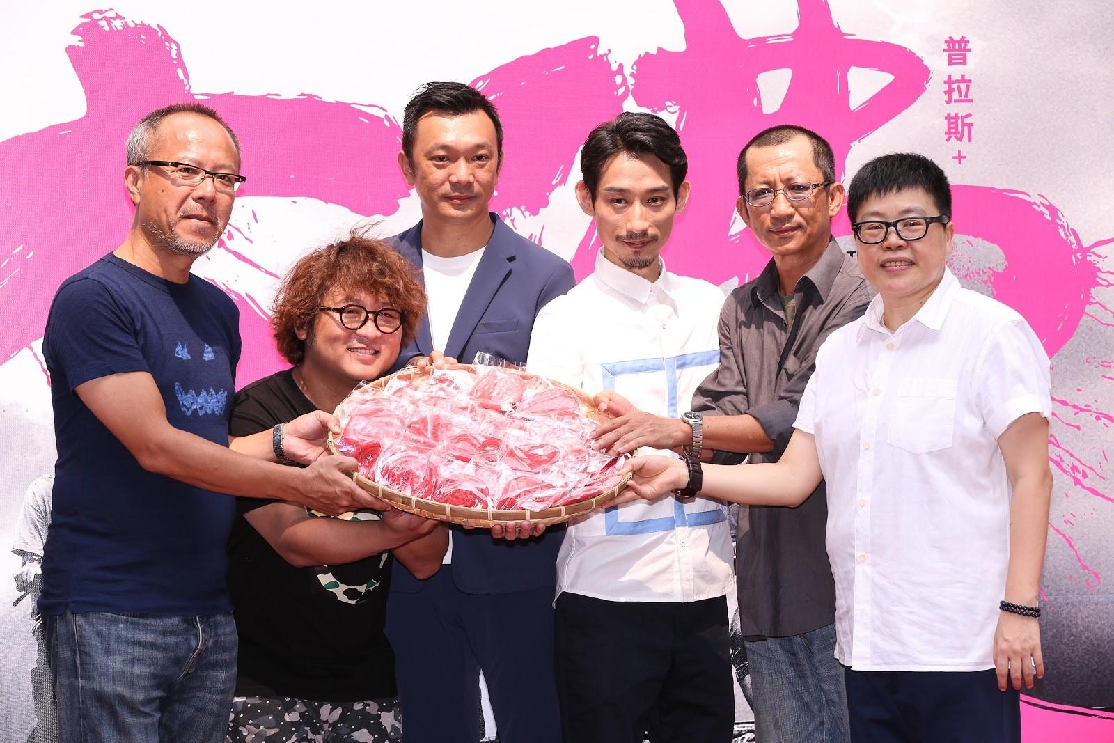 監製鐘孟宏(左一)與葉如芬(右一)是黃信堯(左三)執導《大佛普拉斯》的重要推手。