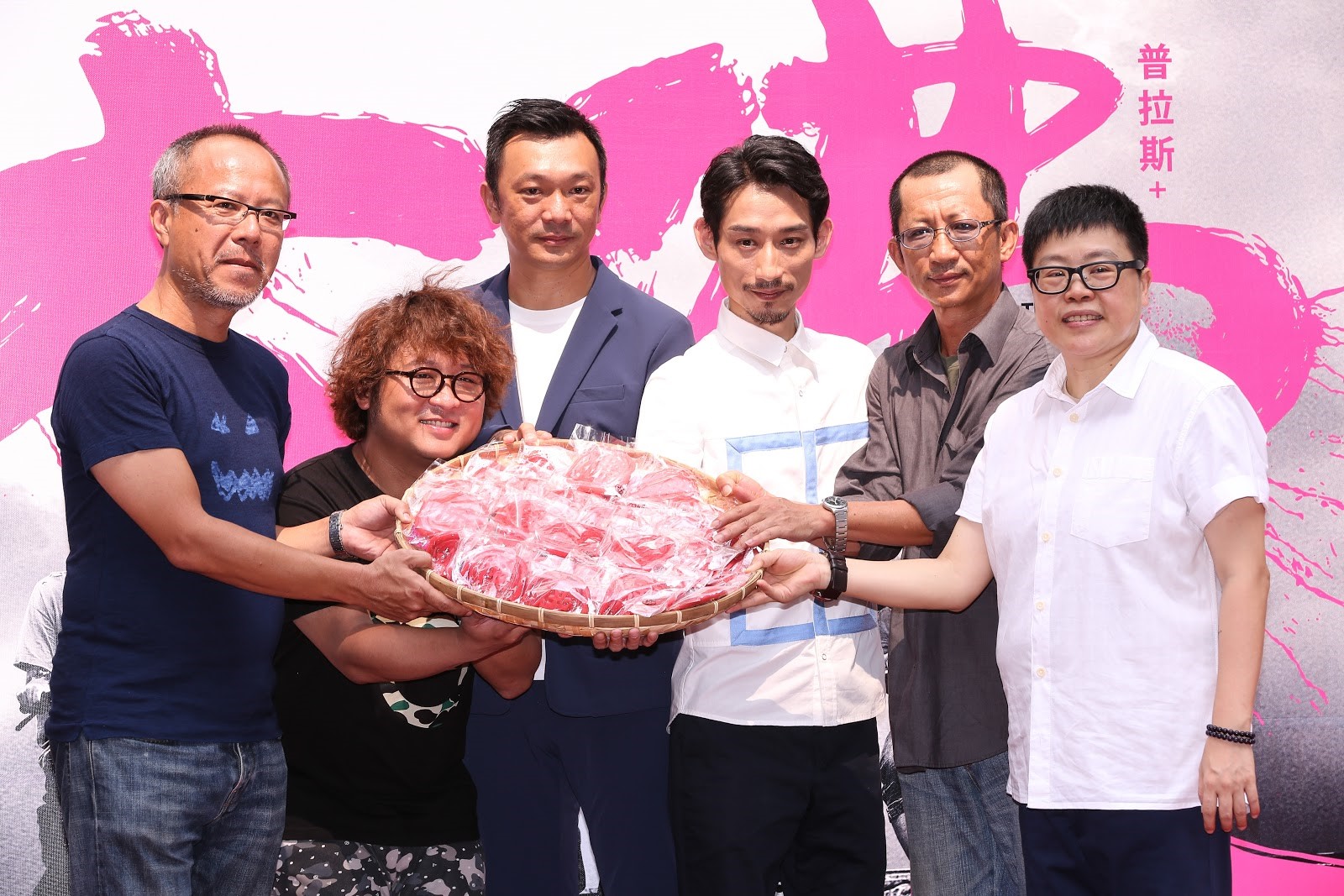 監製鐘孟宏（左一）與葉如芬（右一）是黃信堯（左三）執導《大佛普拉斯》的重要推手。