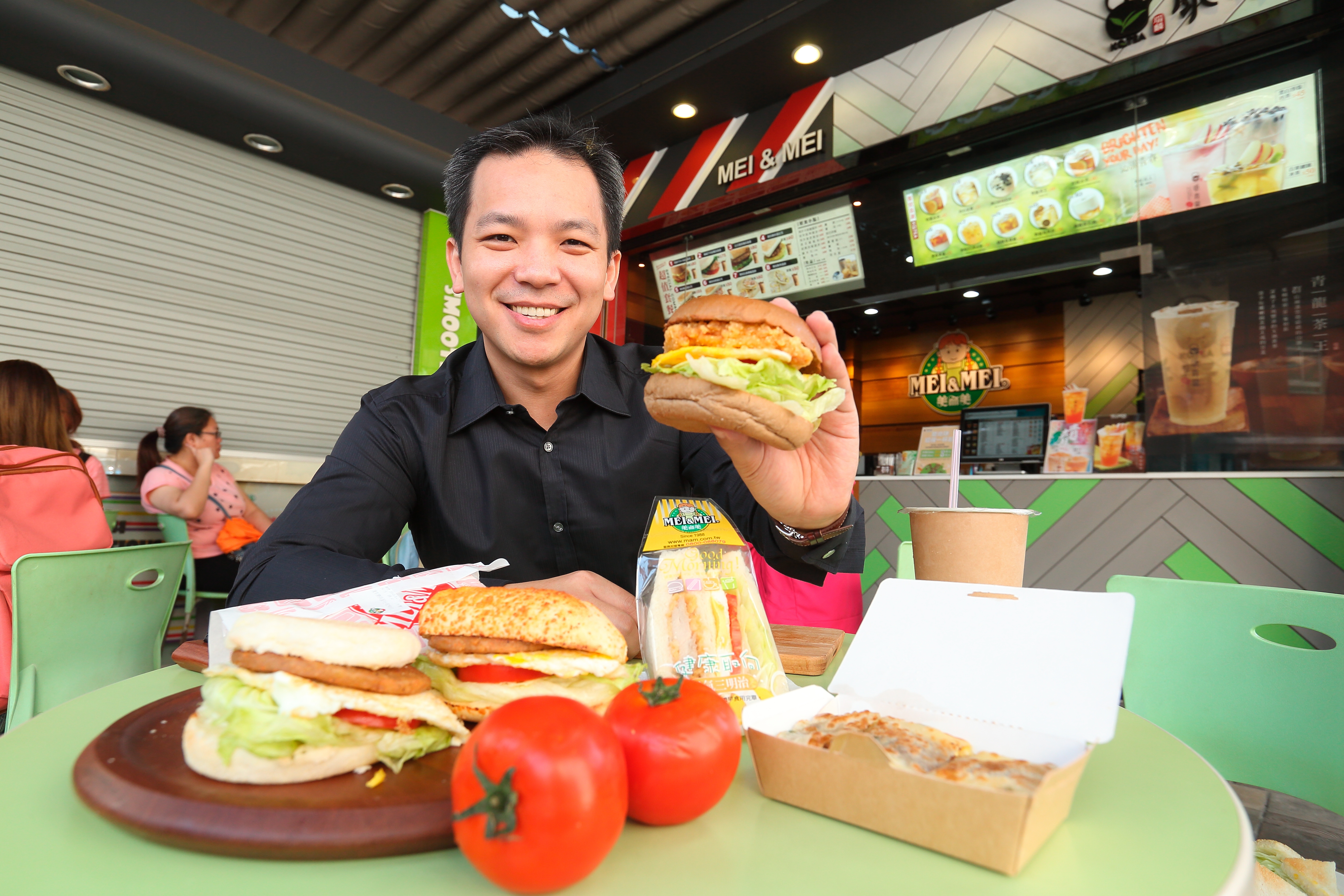 賴威光從父親手上接下連鎖早餐事業，除了鞏固早餐店龍頭江山，另創立思慕昔、康青龍新品牌，交出7億元年營收成績單。