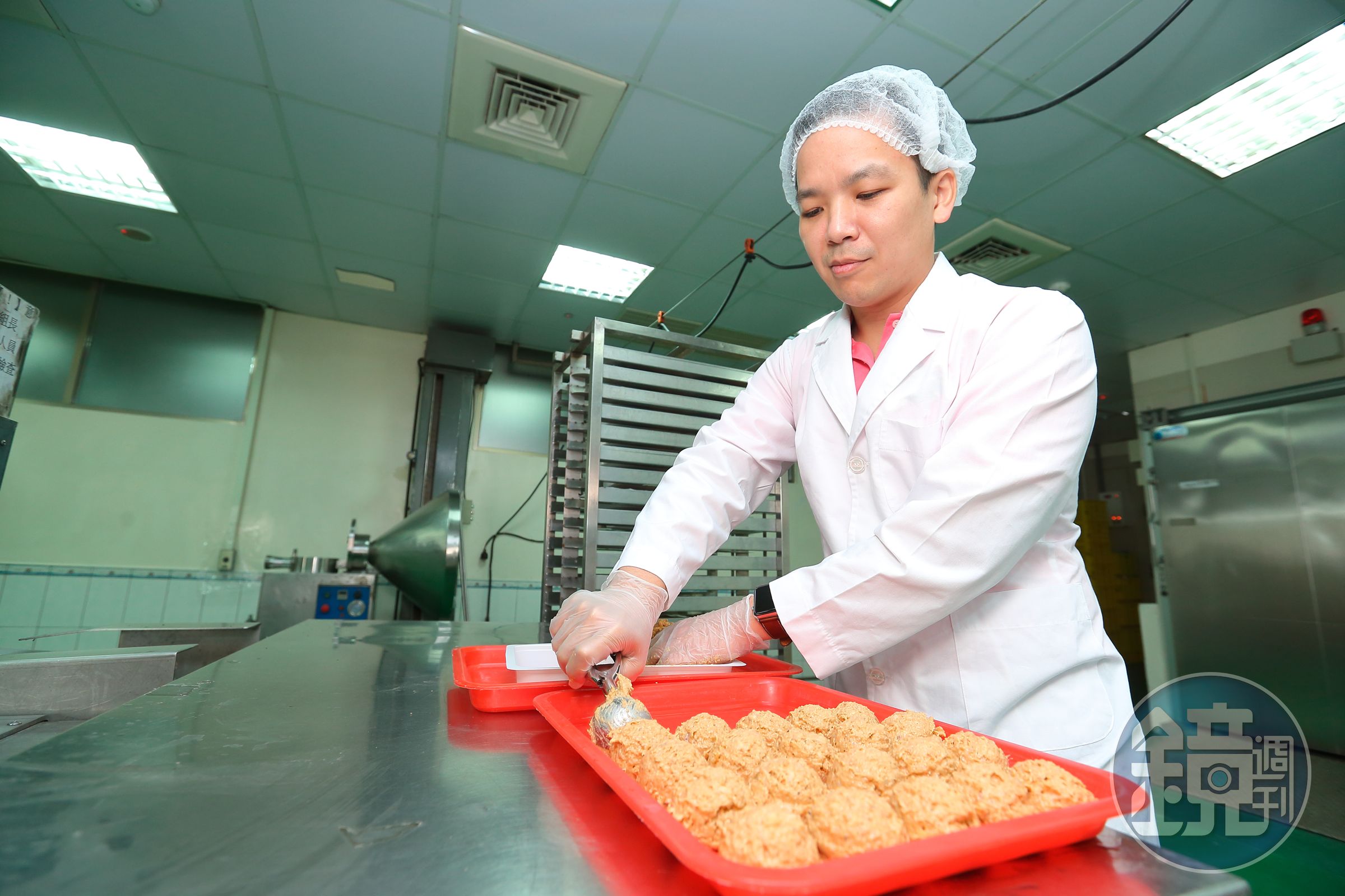 賴威光小時候會幫忙爸媽做漢堡肉球，用冰淇淋勺將漢堡肉排挖成球狀備用。