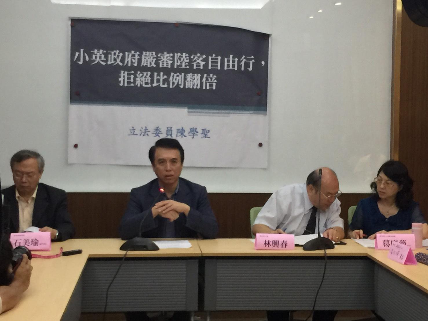 國民黨立委陳學聖舉行記者會質疑，蔡政府嚴審陸客自由行。