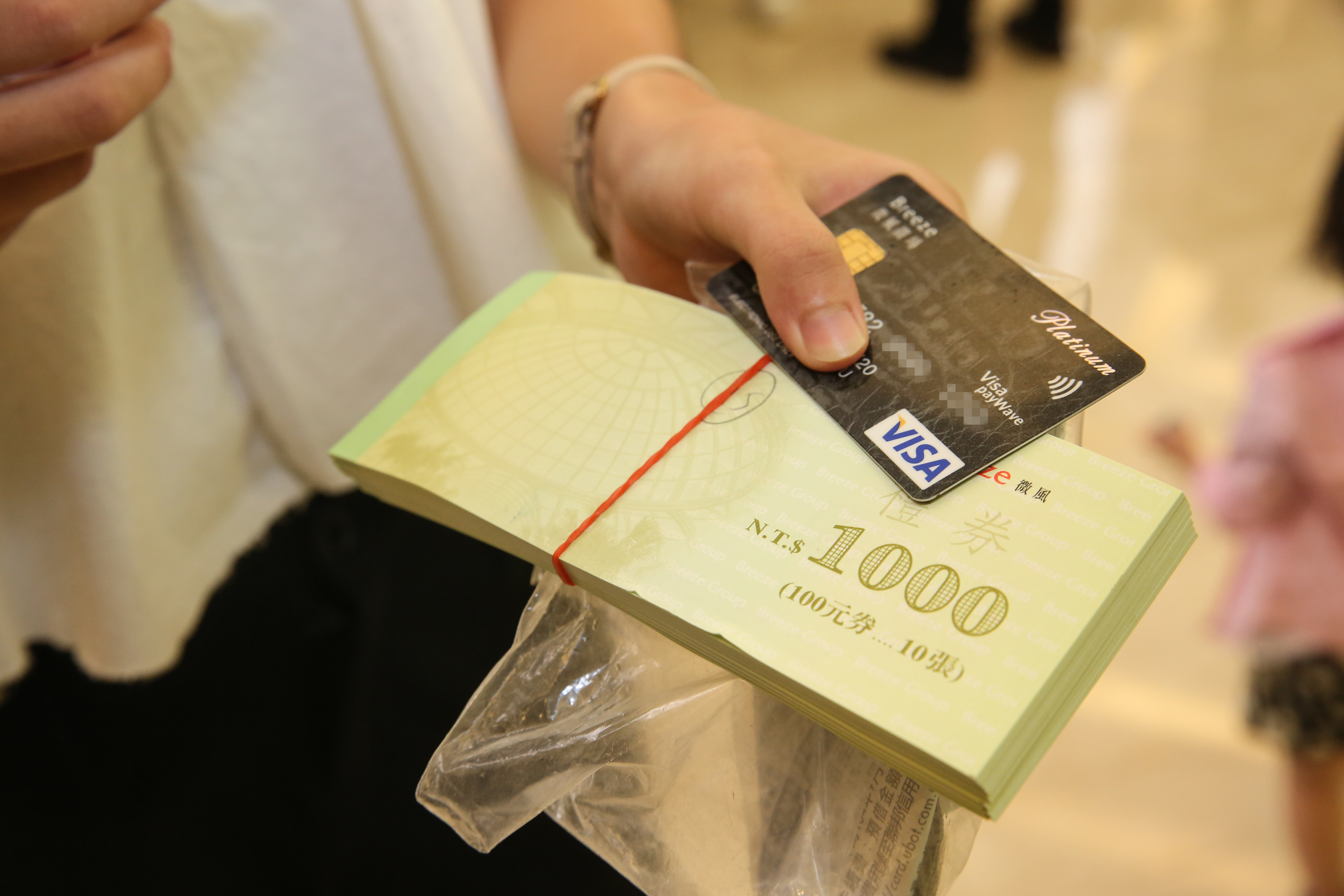 備好百貨公司聯名信用卡和商品禮券，週年慶有它們省很大。