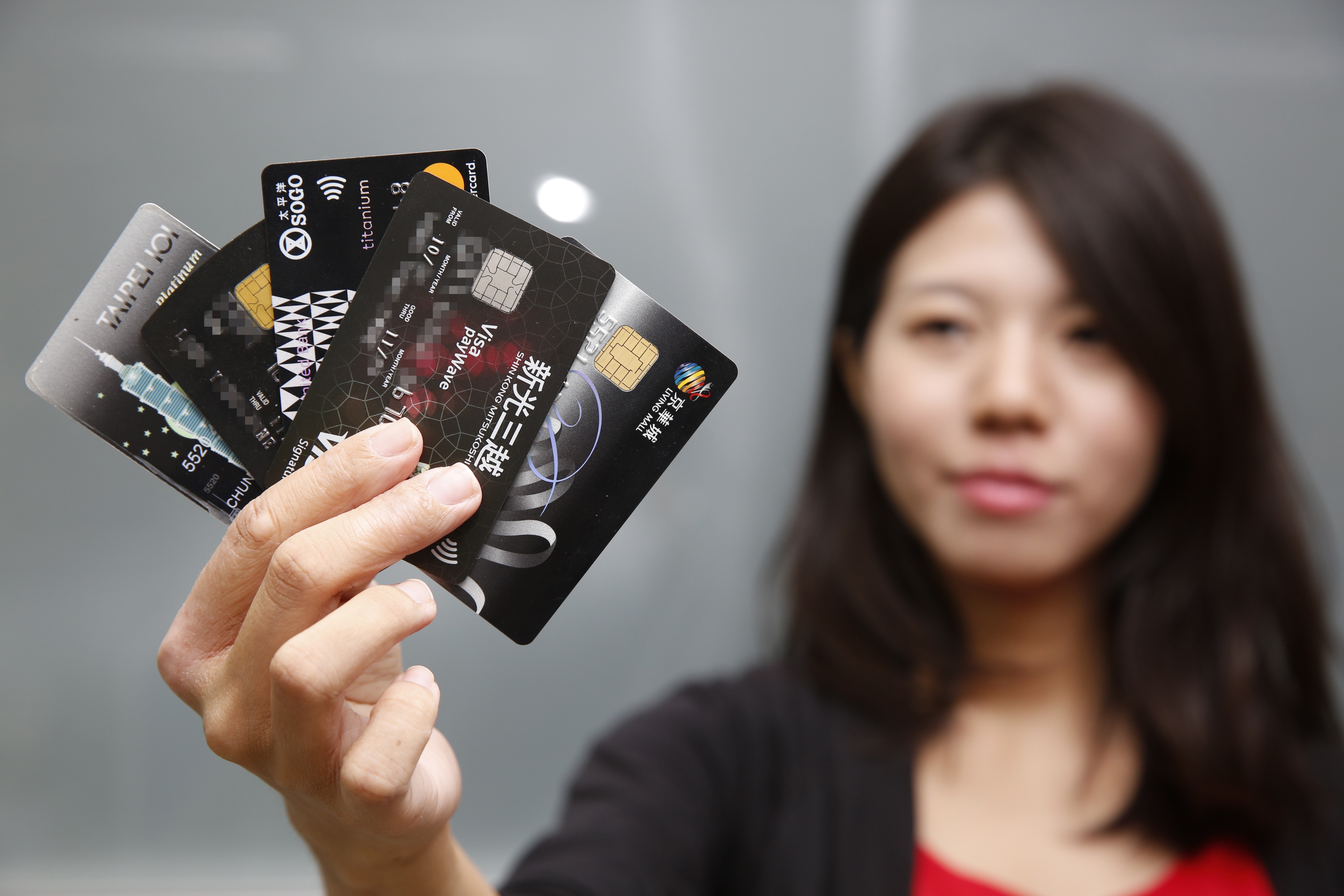 百貨聯名卡優惠多,平時購物有折扣,週年慶還加碼贈,就連停車也有優惠。