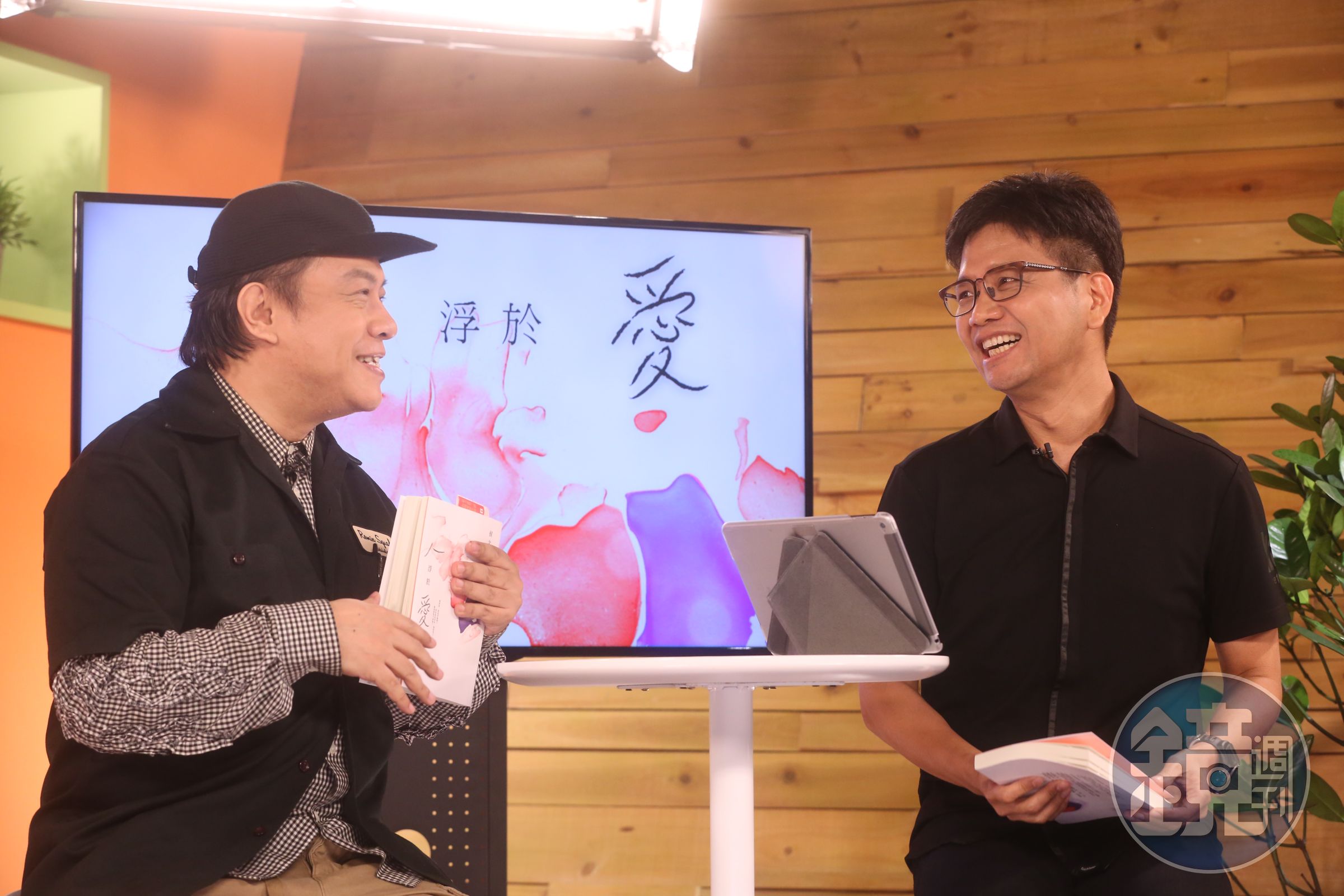 侯文詠（右）跟蔡康永（左）相識20多年，合作過許多次，好交情和好默契充份展現在互相吐槽、插科打諢的對話裡。