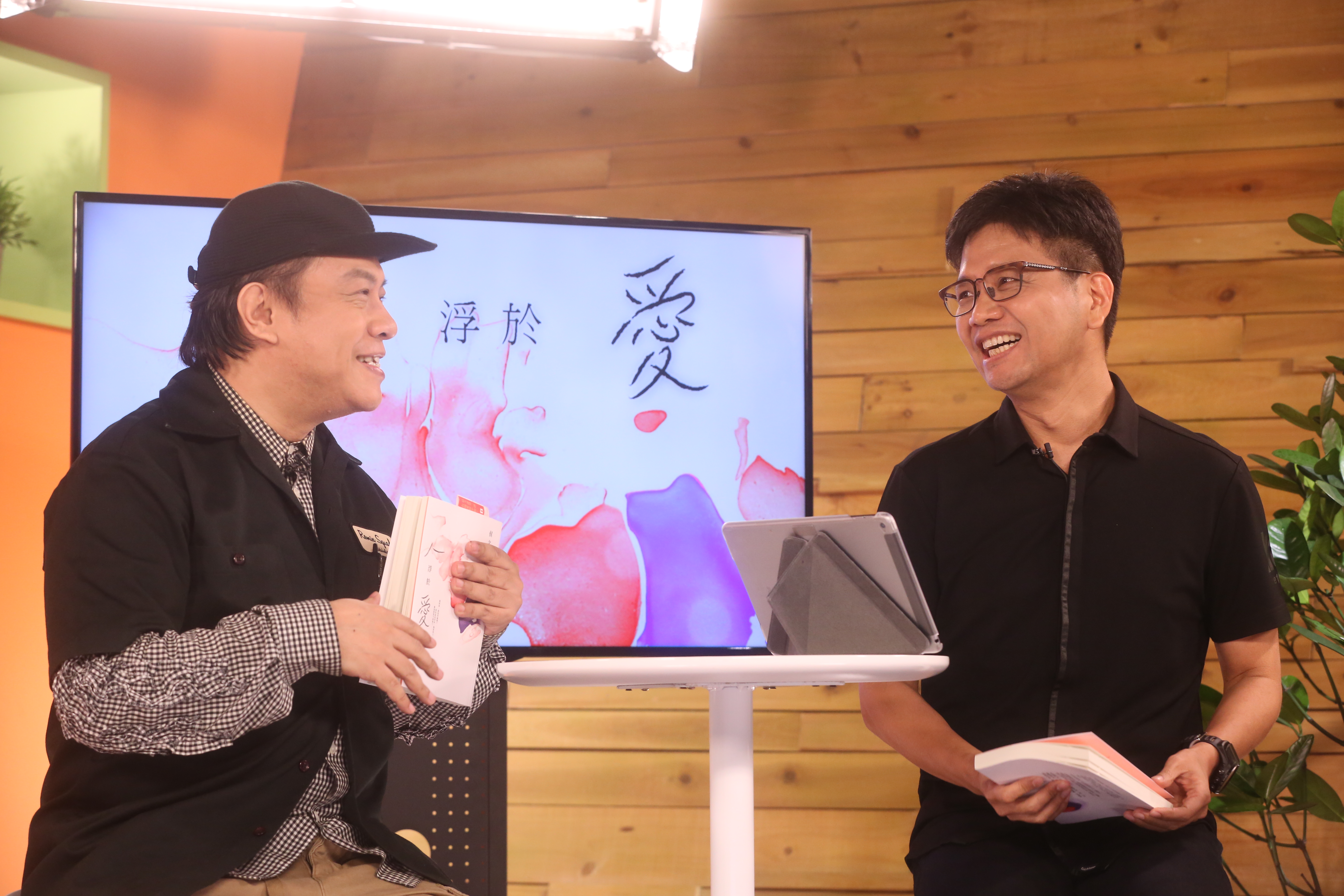 侯文詠（右）跟蔡康永（左）相識20多年，合作過許多次，好交情和好默契充份展現在互相吐槽、插科打諢的對話裡。