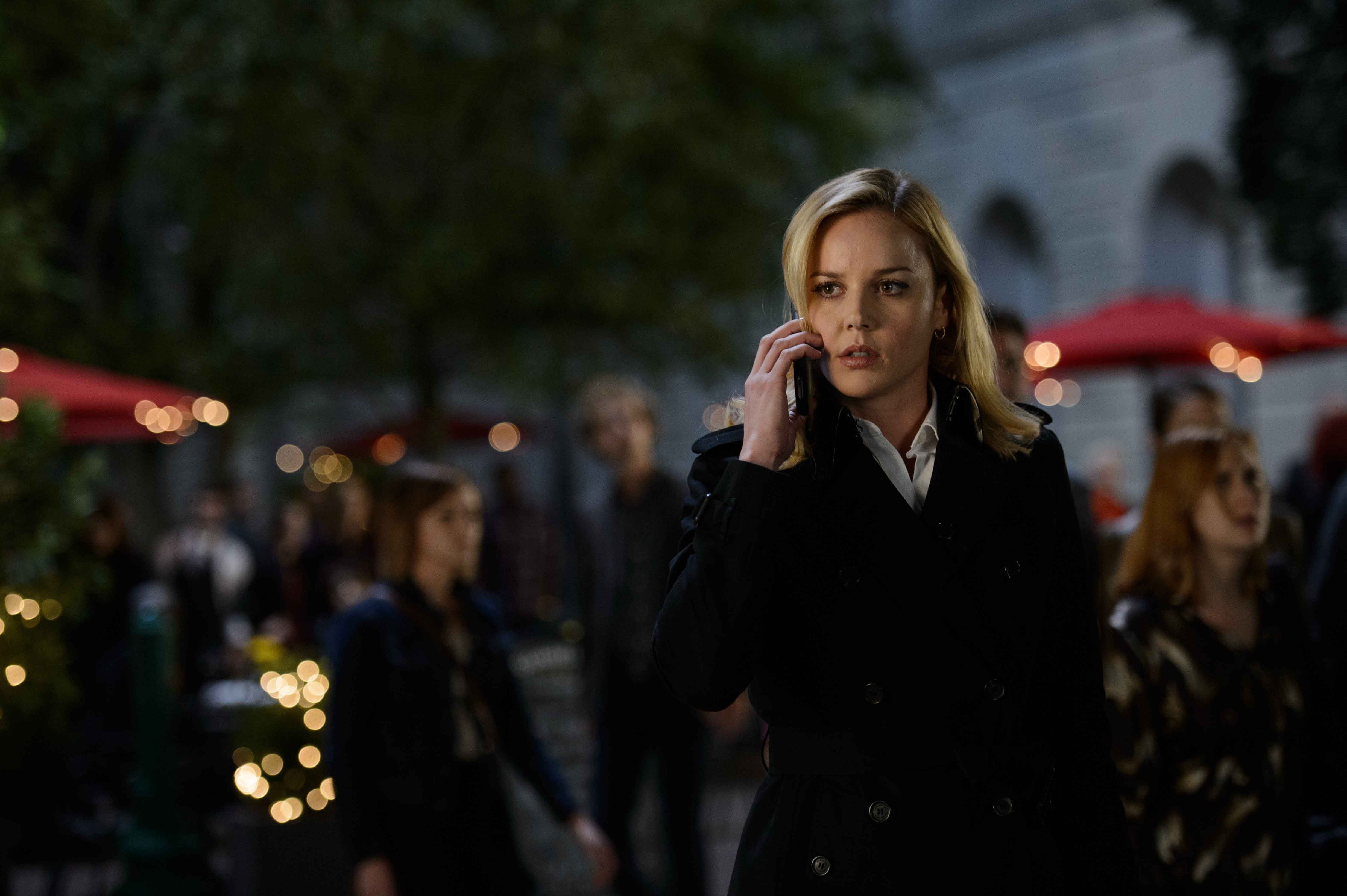 艾比柯妮許飾演保護美國總統的貼身特務，包辦了電影所有發生在地表的動作戲。（華納兄弟提供）