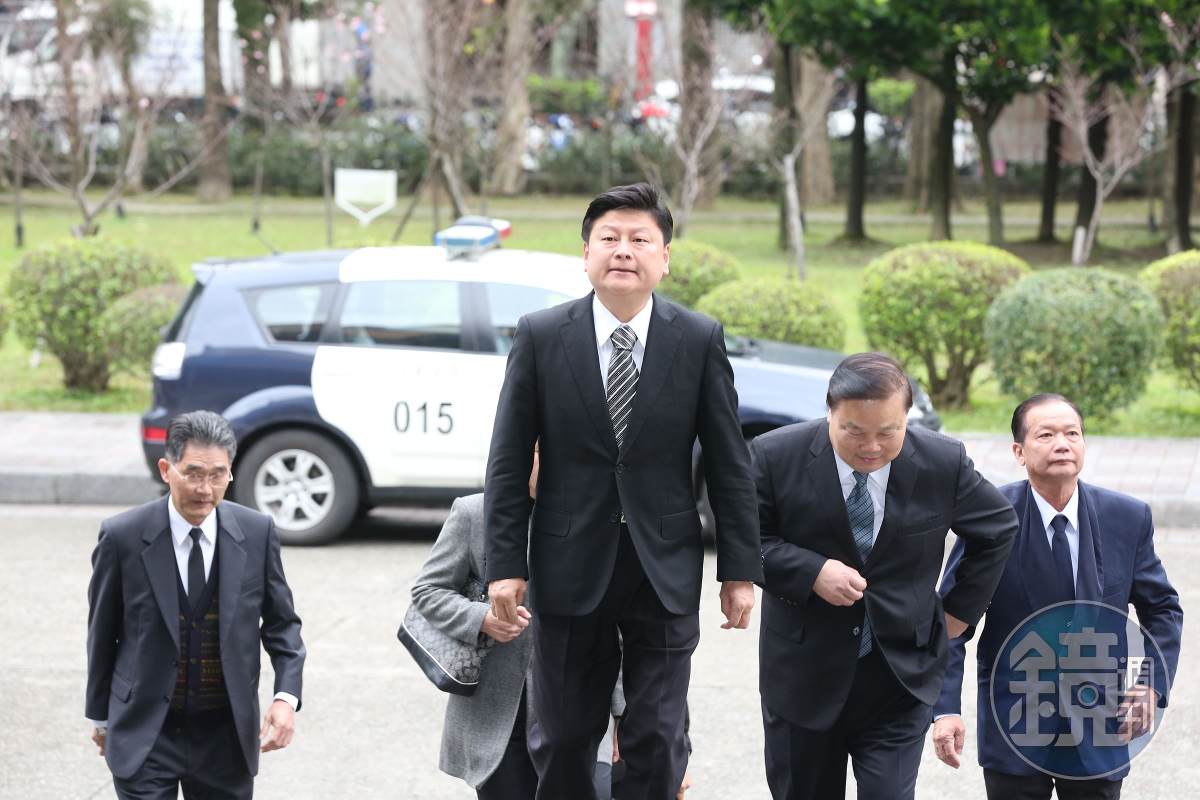 花蓮地檢署調查，傅崐萁一夕之間不但賺取價差1.6億元，還涉嫌逃漏稅超過9000萬元，今依違反稅捐稽徵法起訴。