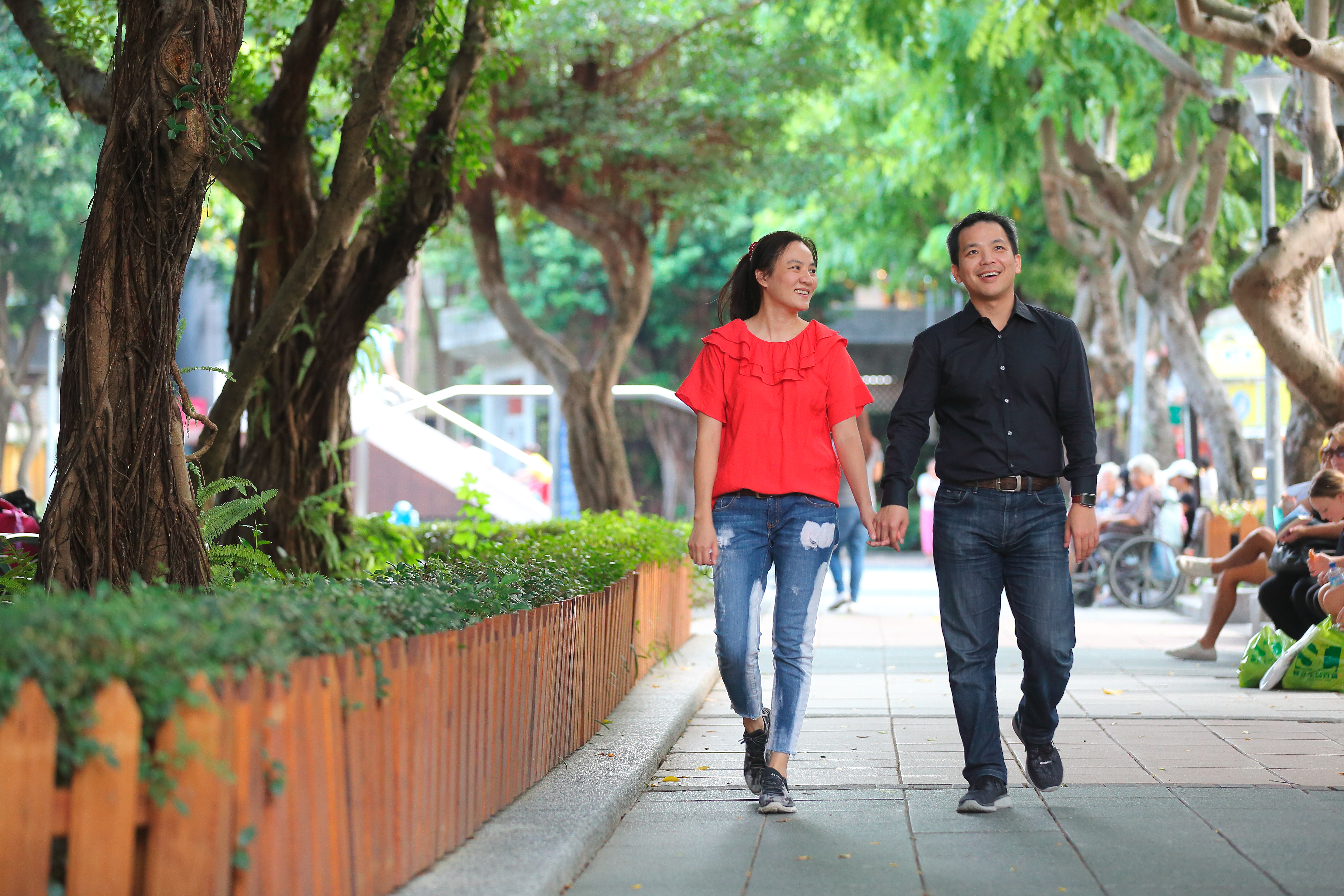 賴威光（右）為減肥愛上健身教練蔡怡婷（左），如今成為一同打拚的事業夥伴，於公於私都是最佳拍檔。