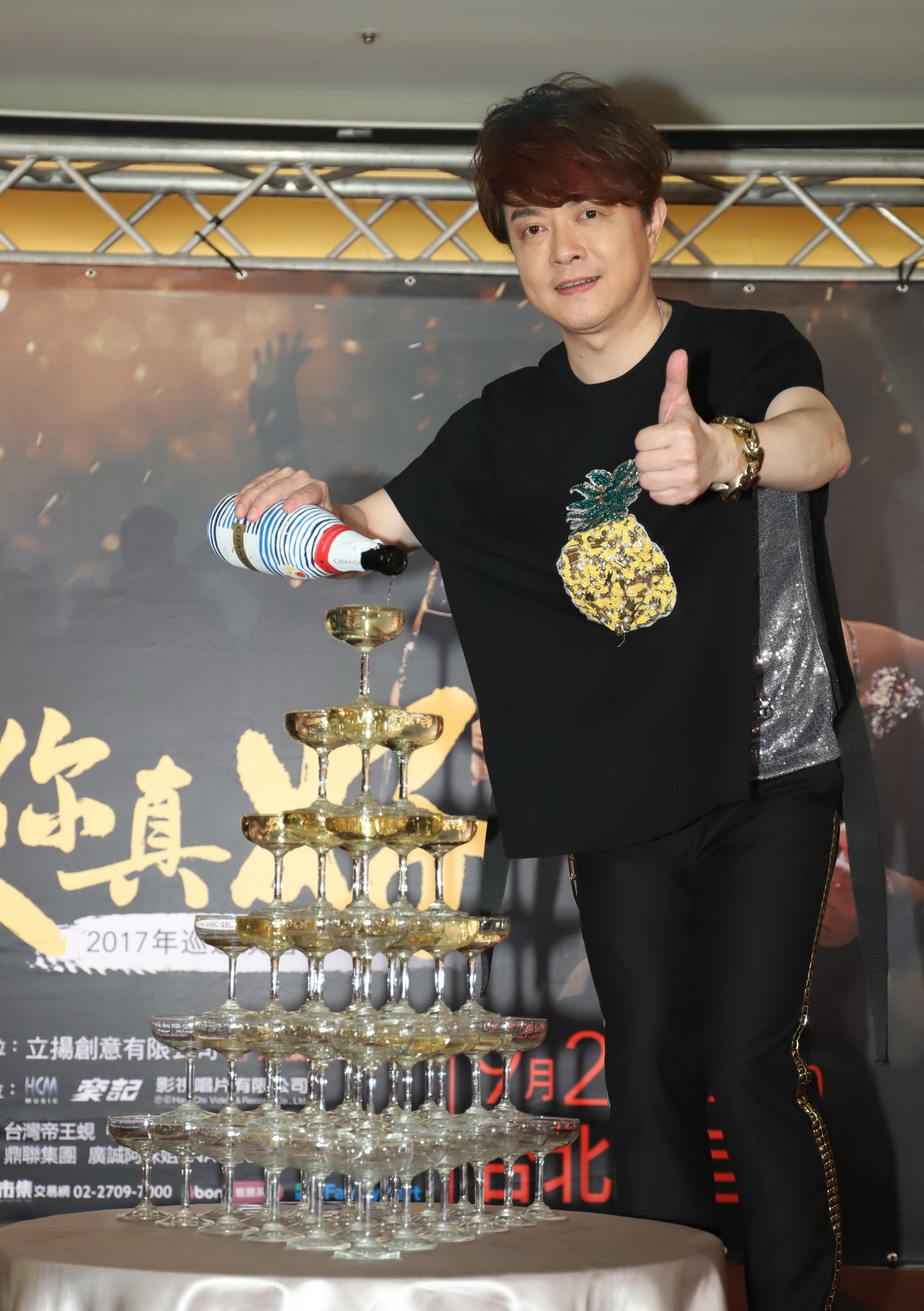 金曲歌王翁立友出道20年首攻蛋,不少婆婆媽媽包遊覽車北上捧場。(立揚創意提供)