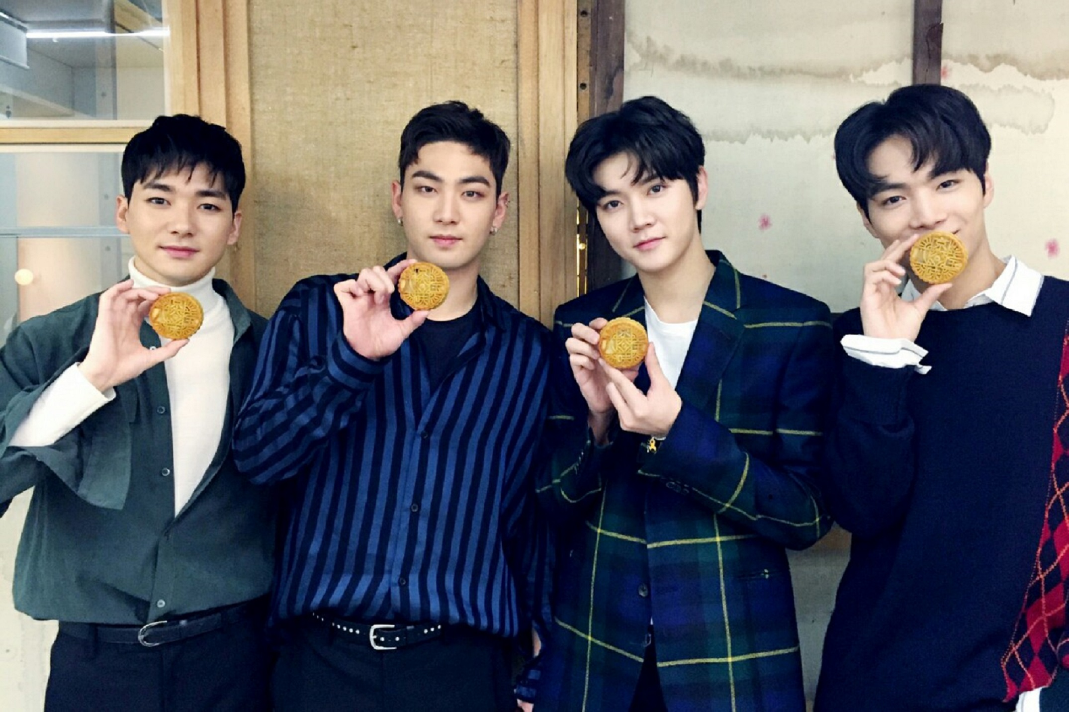 NU'EST W中秋節也吃月餅慶祝佳節。（寬宏藝術提供）