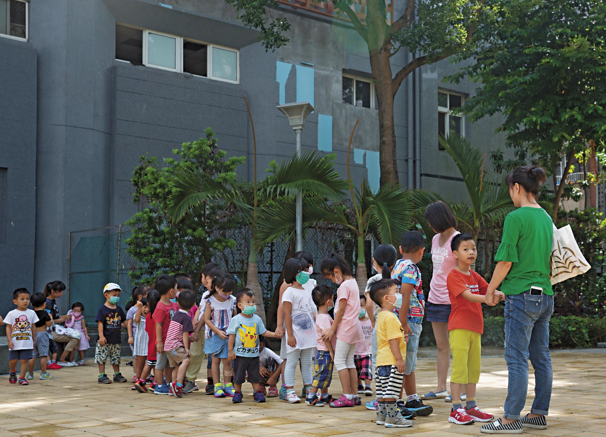 北市民榮公園旁的民榮超市大樓，外牆剝落嚴重，露出淡藍色的聚乙烯材質飾板。