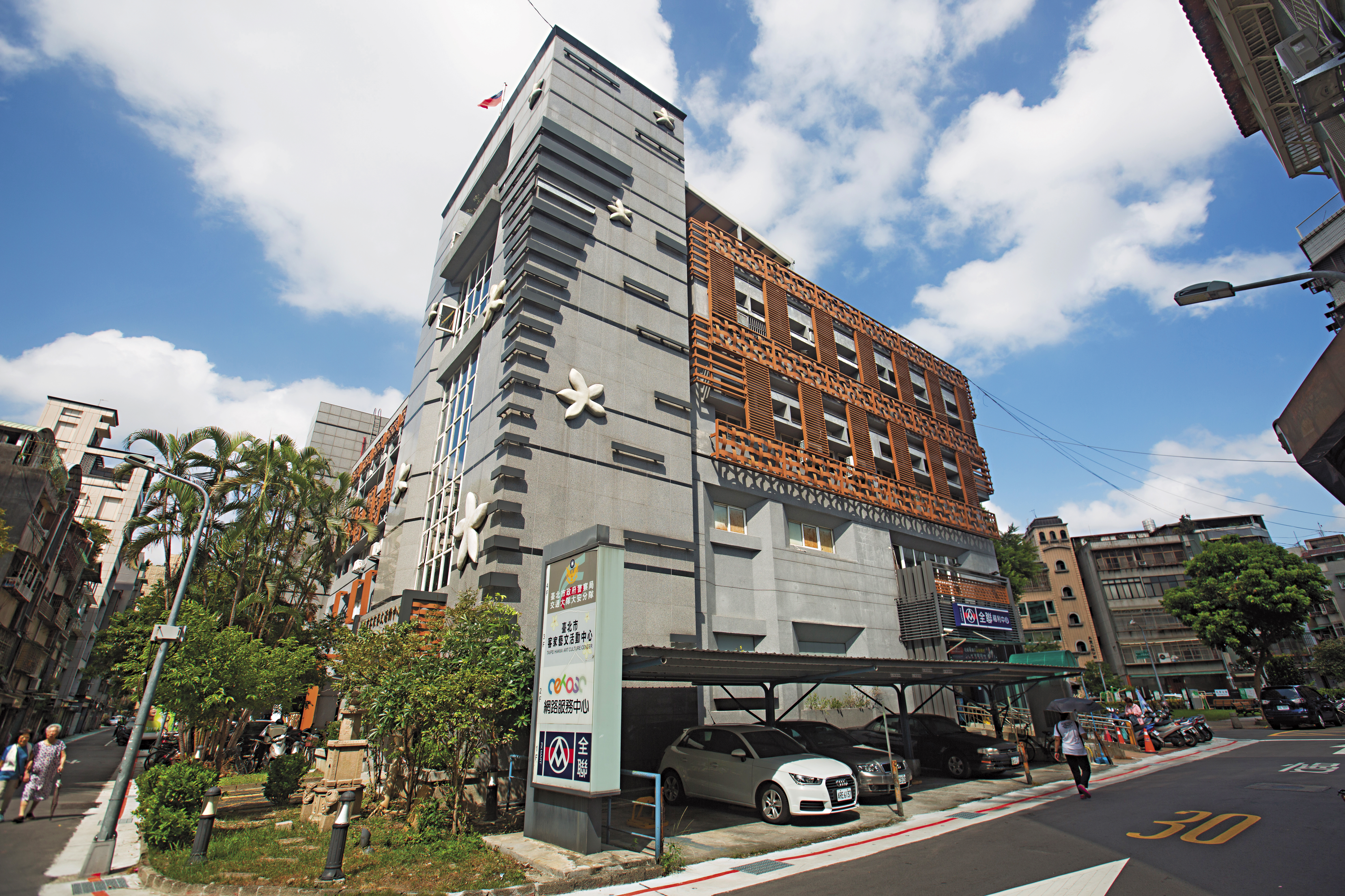 民榮超市大樓外牆約8成面積都採聚乙烯材質的節能飾板包覆。