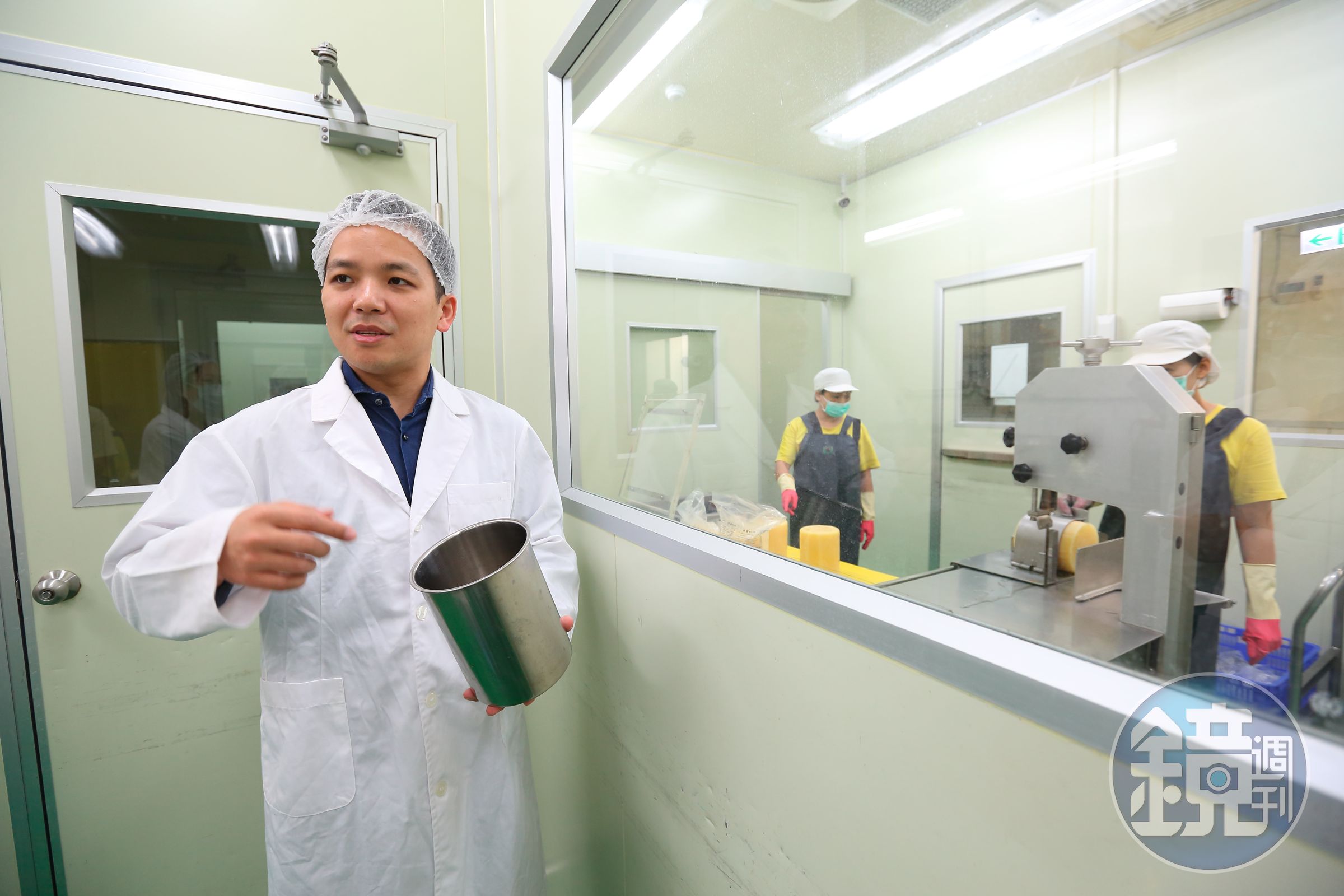 中央工廠人員正在製做芒果雪花冰磚，賴威光表示，核心技術只有年資10年以上的高階主管才能參與討論。