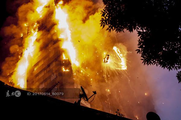 英國倫敦葛林菲爾塔（Grenfell Tower）大樓火災釀成80人死亡慘劇。（東方IC）