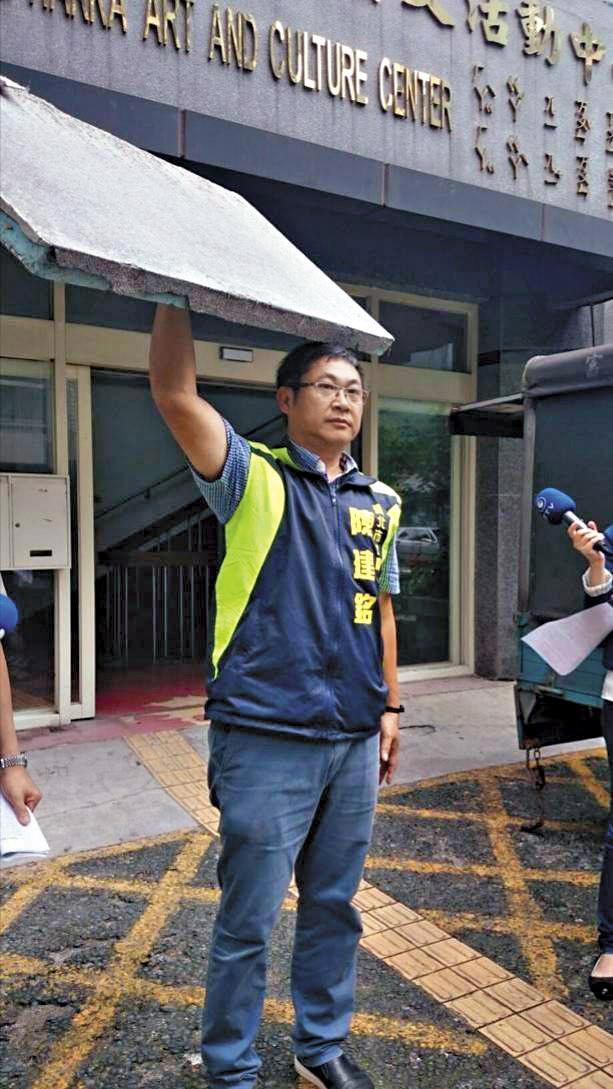 台北市議員陳建銘去年曾開記者會,質疑民榮超市大樓外牆飾板掉落。