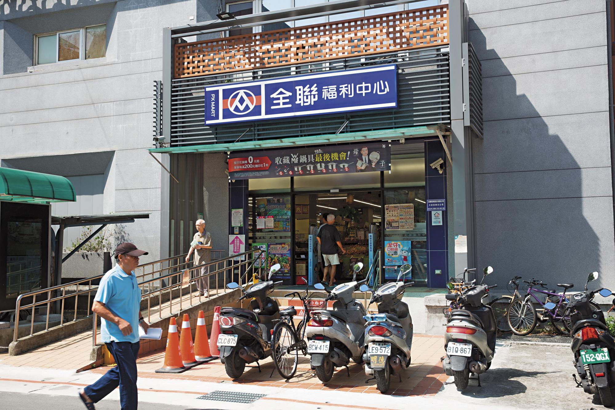 民榮超市1樓有連鎖超市進駐,常有民眾前往購物。