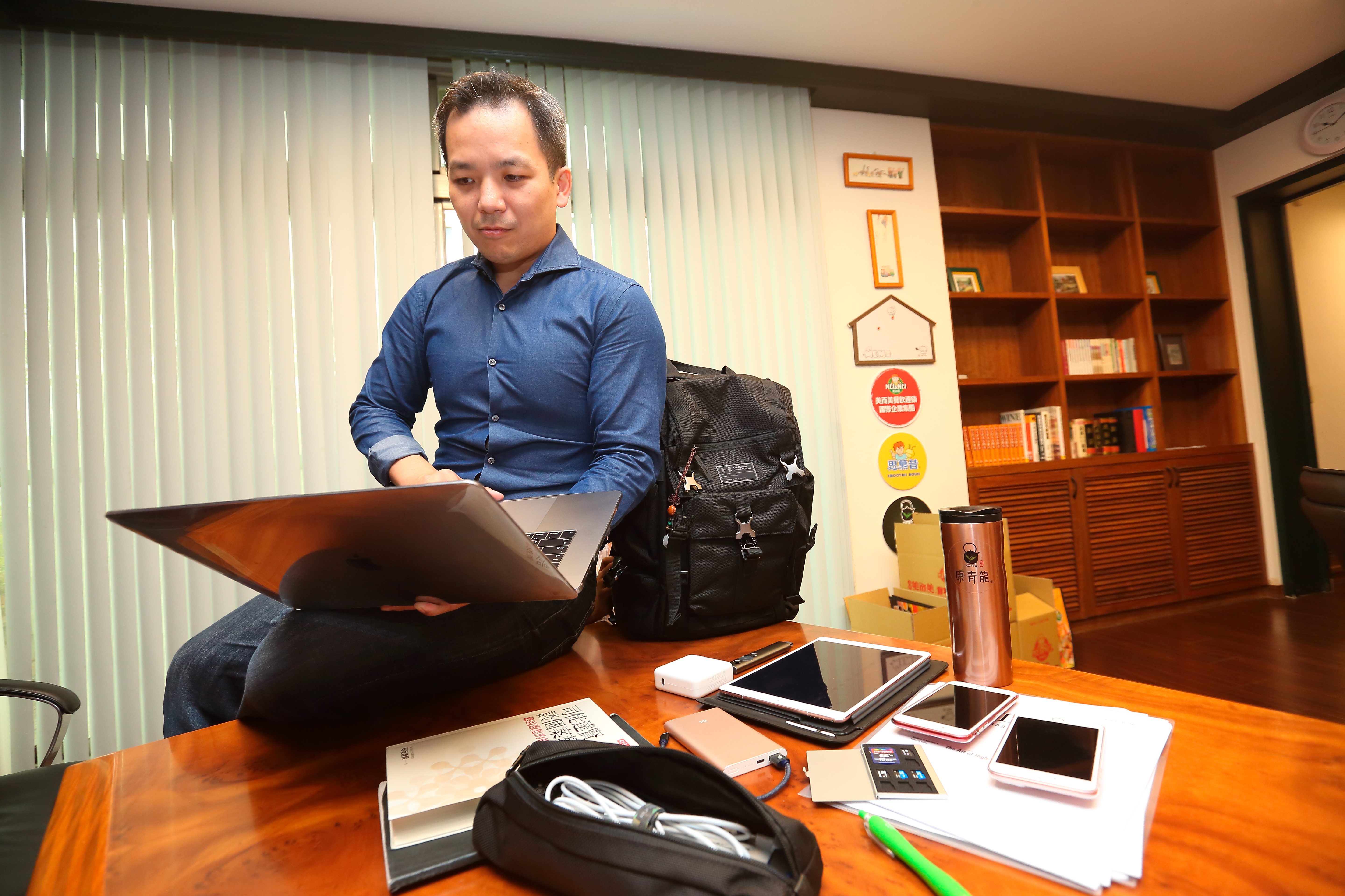 本刊進行頭家搜包任務，發現賴威光是標準科技控，隨身攜帶超多3C產品。