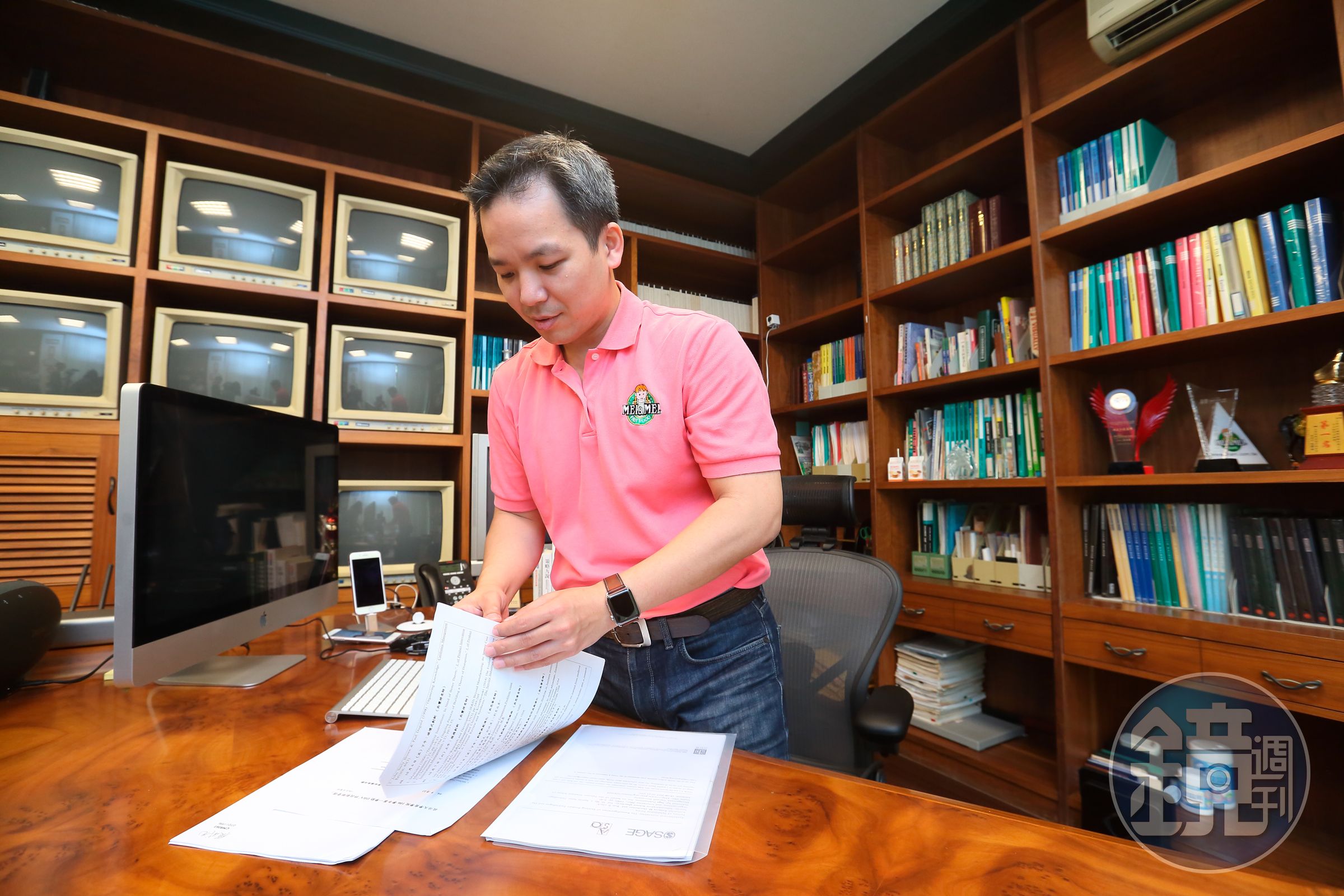 博士班課業繁重，賴瑞光隨身攜帶功課，逮到空檔就用功念書。