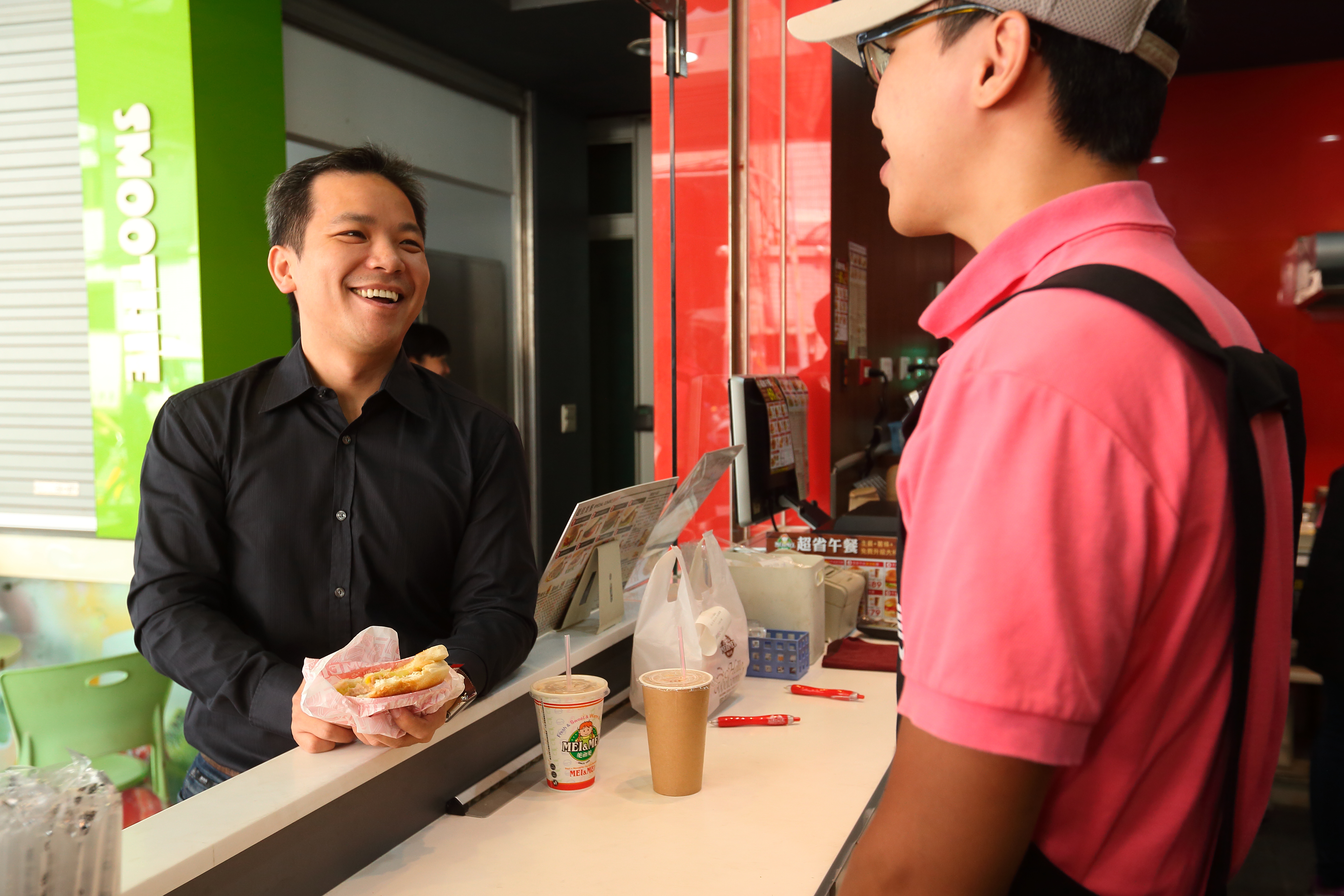 賴威光對員工十分關心，等待拍照的空檔，他親切與員工閒話家常。