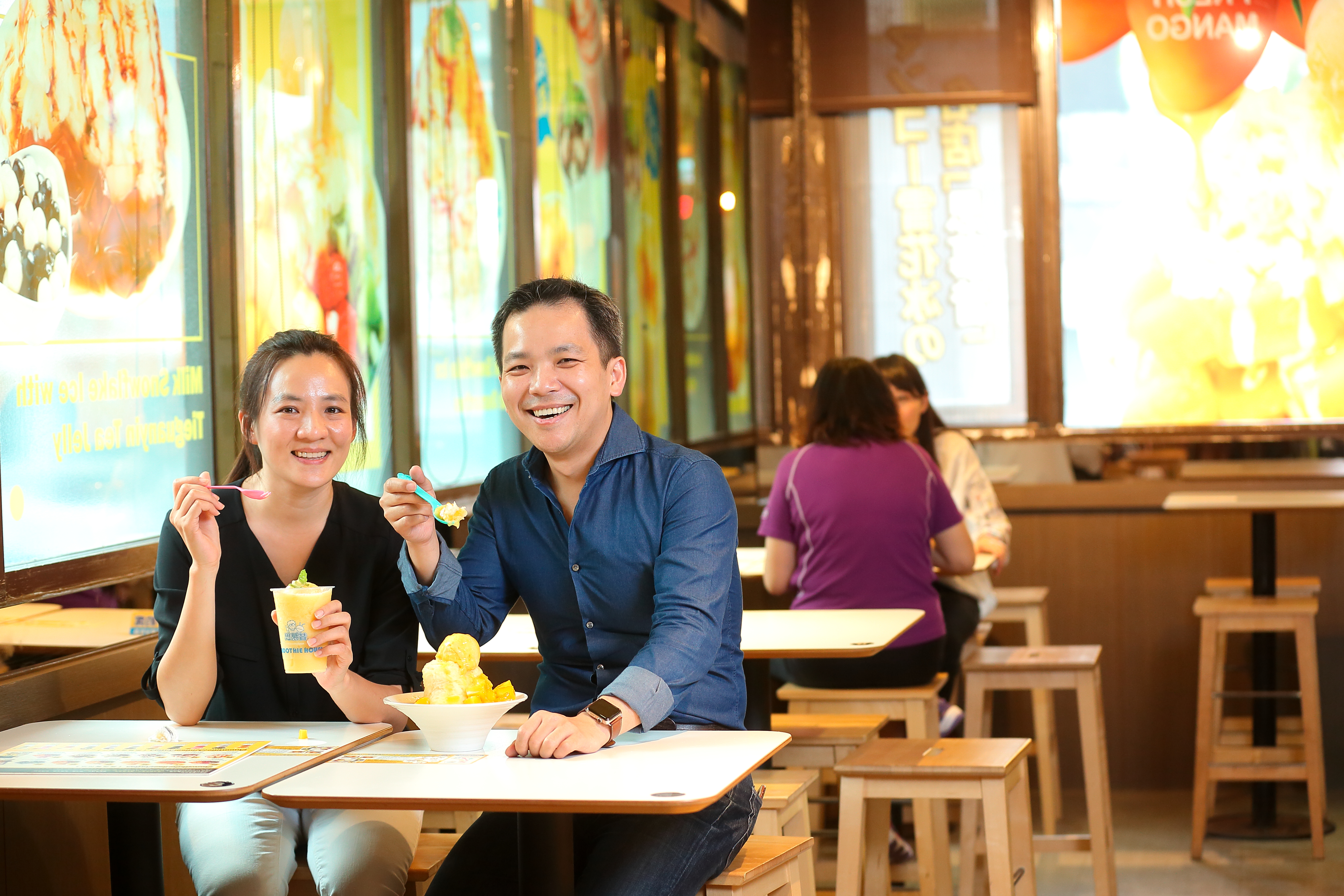 蔡怡婷（左）與賴威光（右）攜手創立思慕昔品牌。