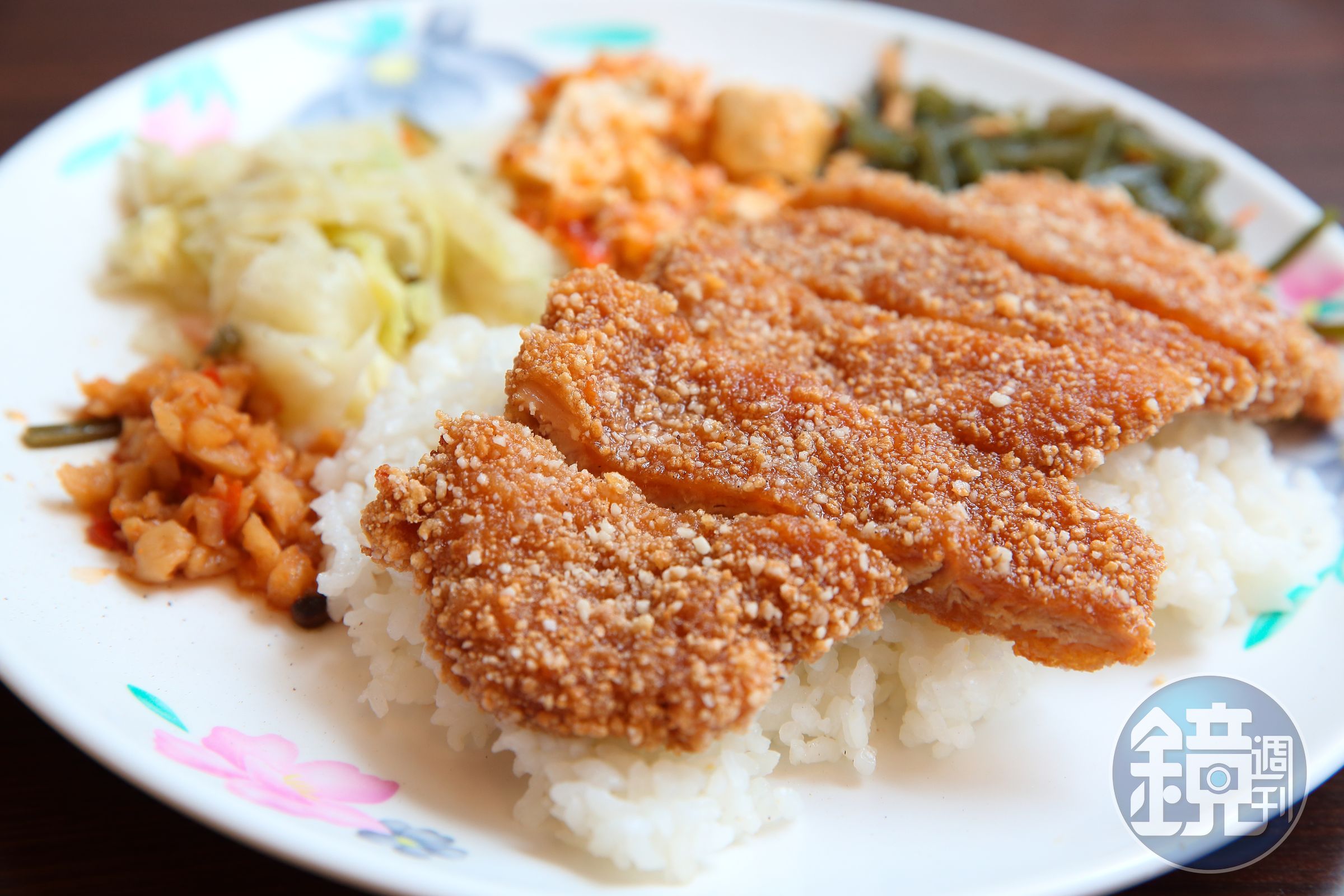 店內招牌黃金排骨飯，手掌大的排骨前一晚得先醃入味，搭配人工按摩，外皮酥香肉質軟嫩。（85元/份）