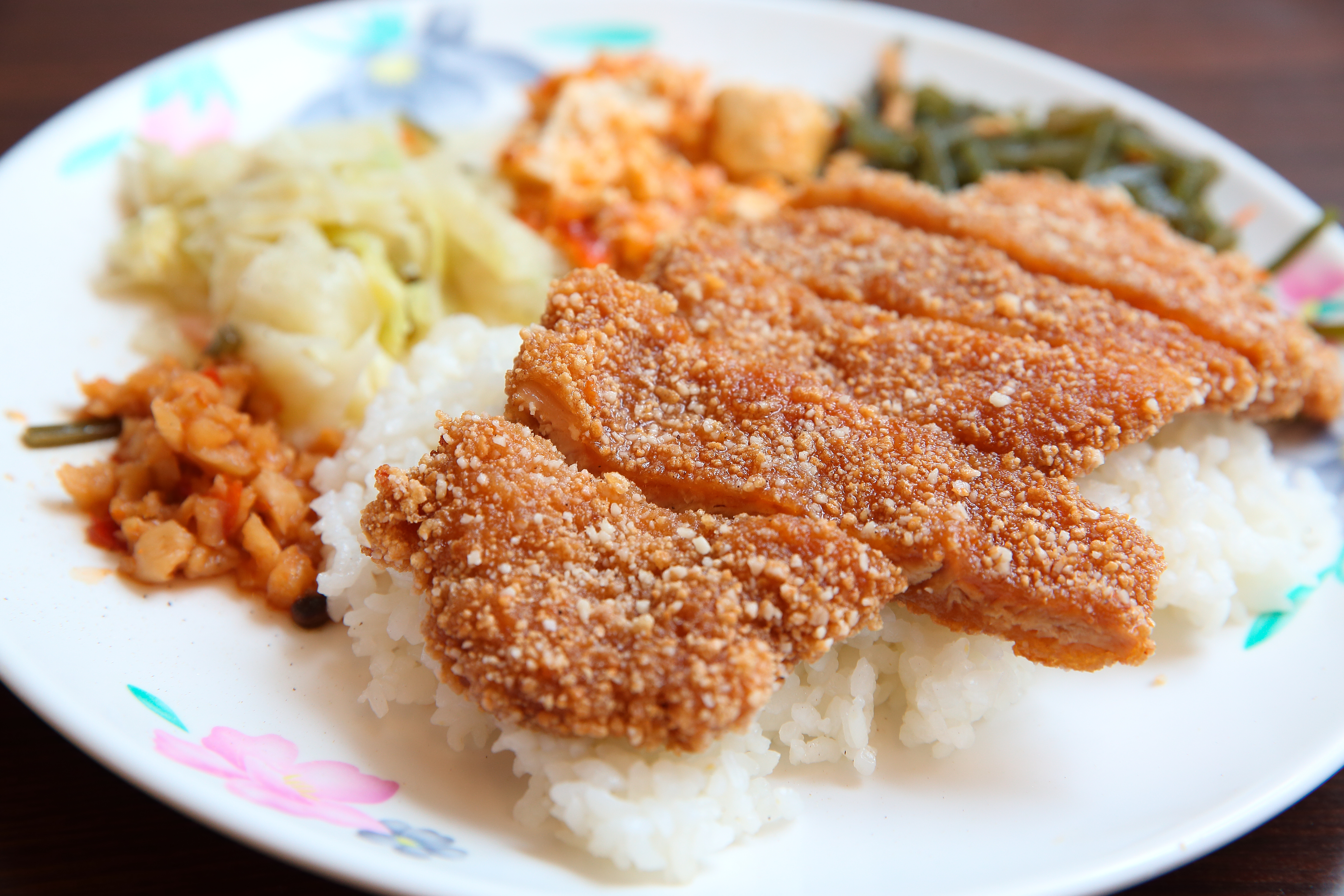 店內招牌黃金排骨飯，手掌大的排骨前一晚得先醃入味，搭配人工按摩，外皮酥香肉質軟嫩。（85元/份）