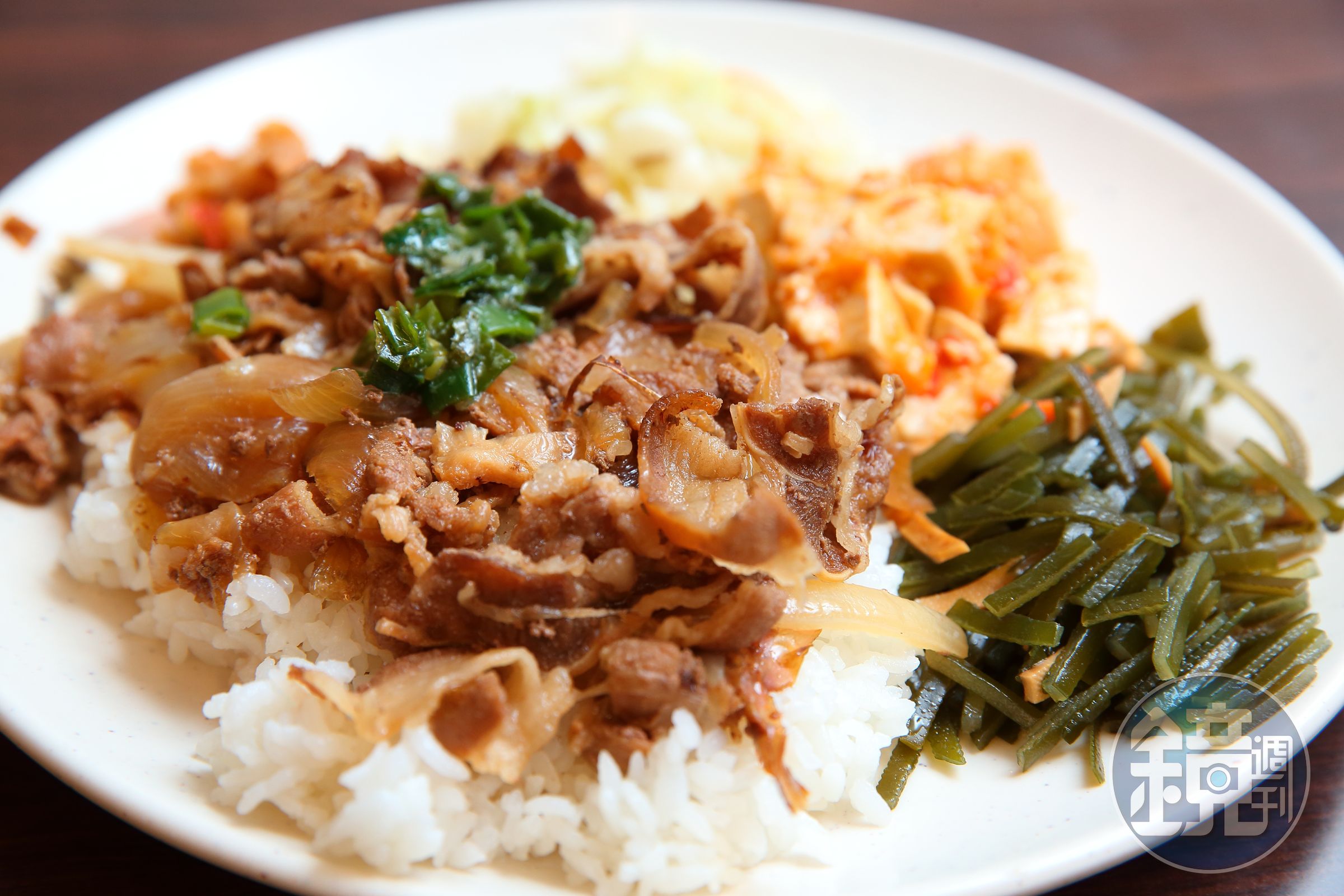 便當店較為少見的壽喜牛肉飯，是帶路頭家美而美餐飲連鎖集團總經理賴威光的最愛。(110元/份)