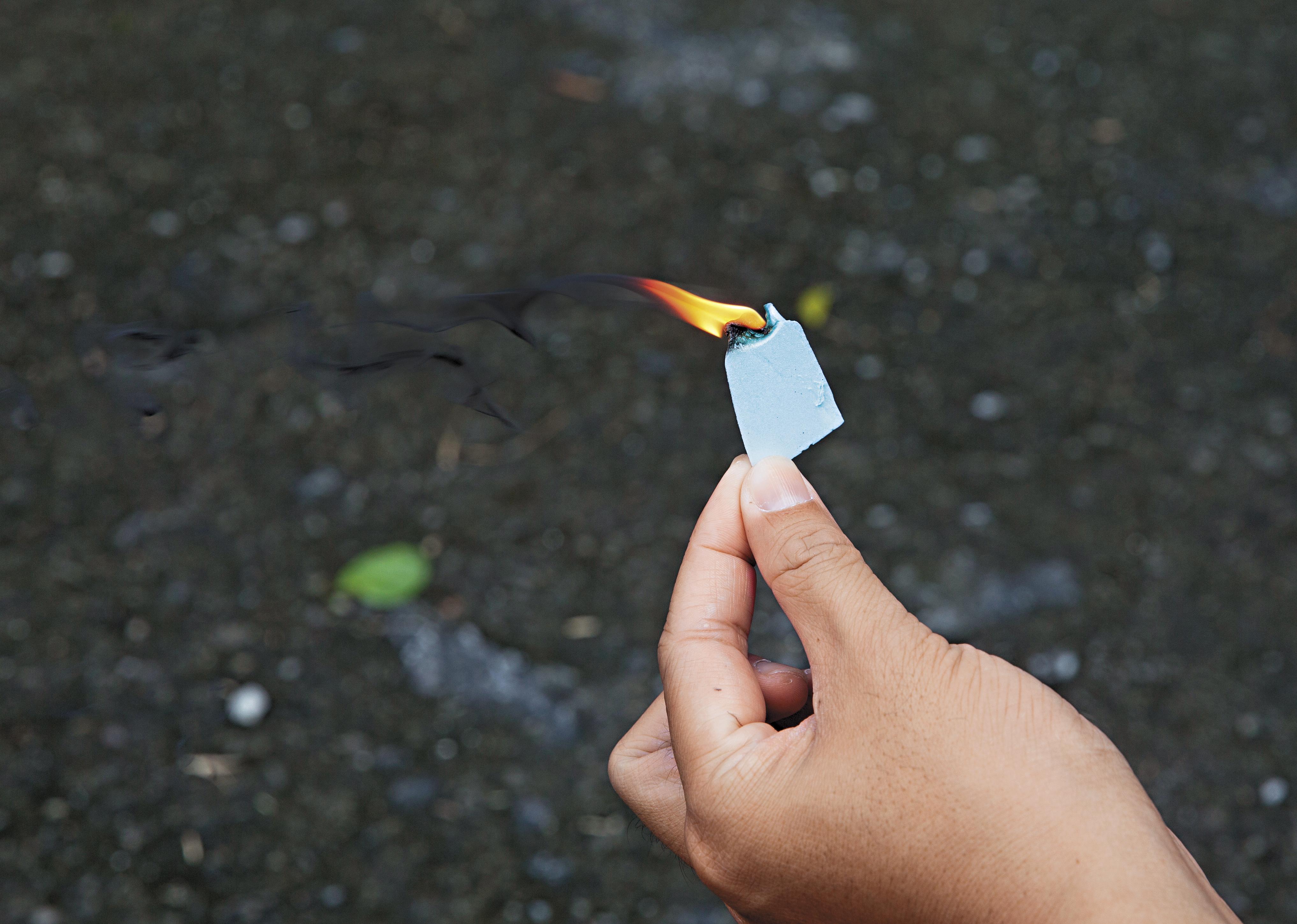 本刊實際測試燃燒聚乙烯飾板樣本，輕易就能點燃。