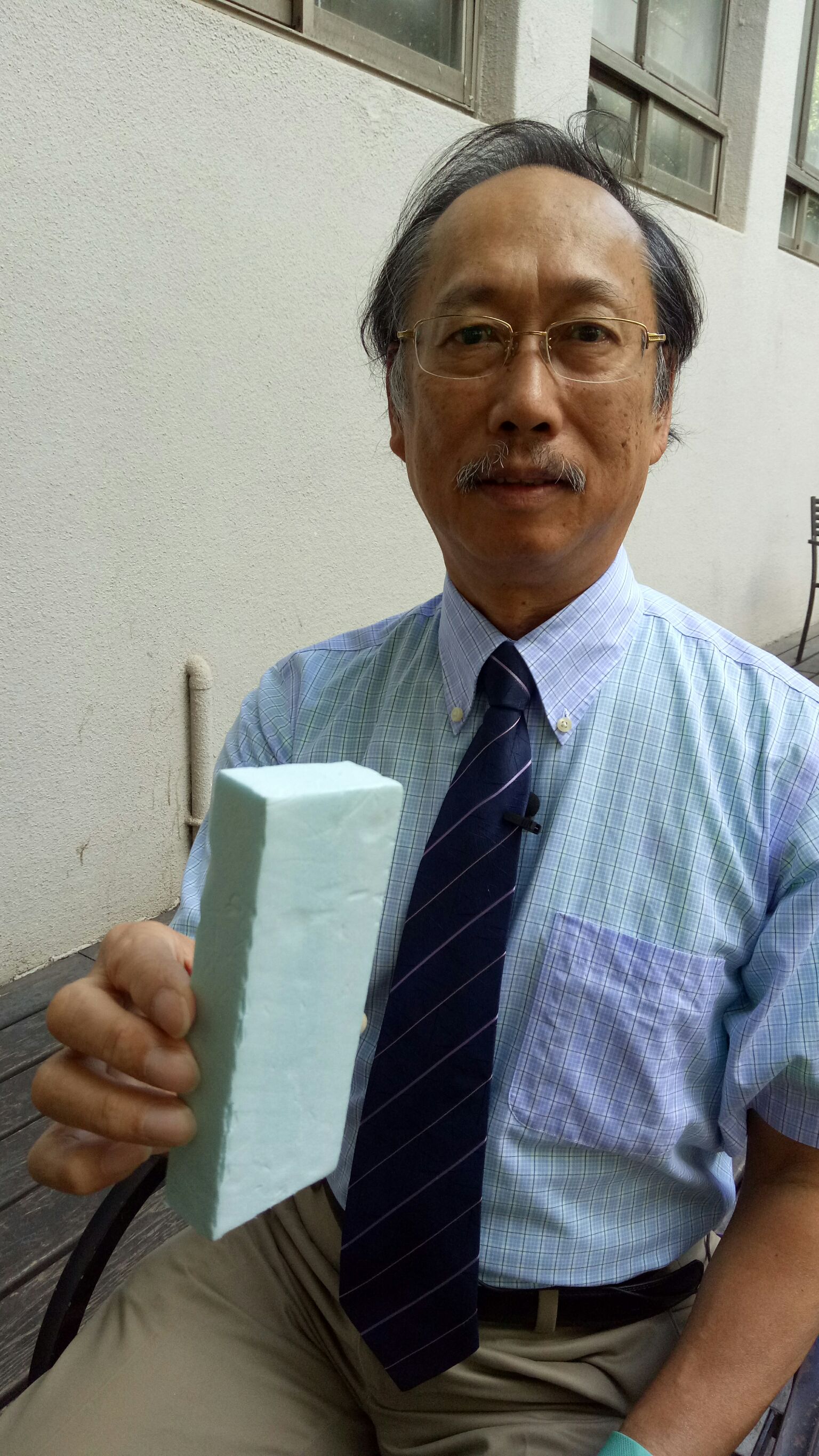 台師大化學系教授吳家誠認為聚乙烯材質具易燃性,不宜當外牆建材使用。