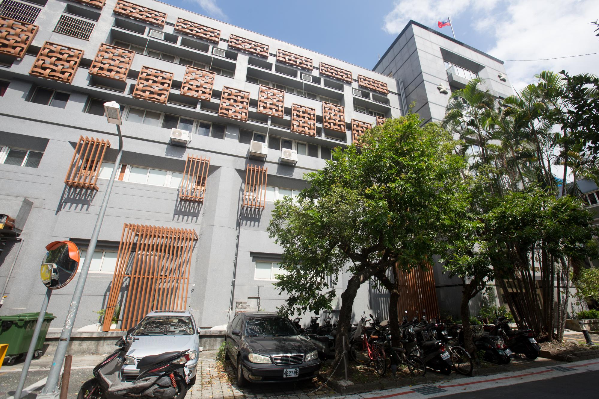 民榮超市大樓外牆約8成面積，都採聚乙烯材質的節能飾板包覆。