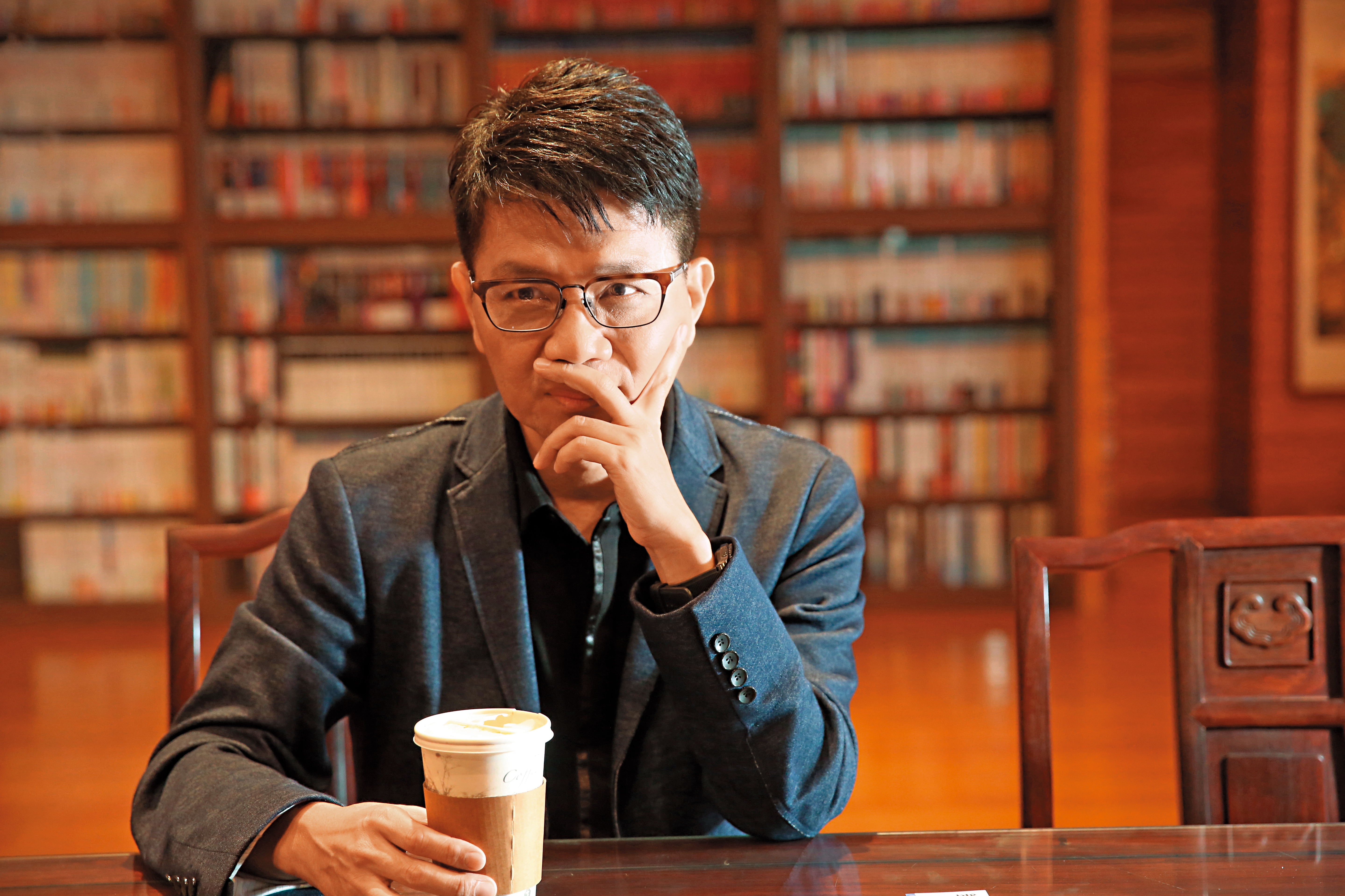 看似溫和模範生的侯文詠，其實骨子裡很叛逆，這股特質充分展現在他的每一部長篇小說裡，風格可堪稱之「黑文詠」。