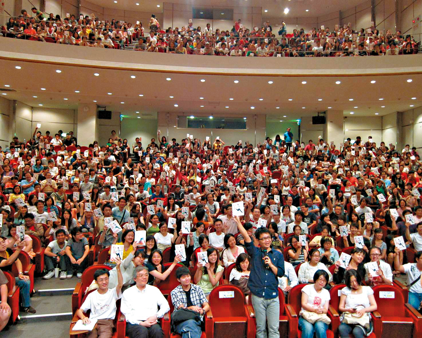 2010年,侯文詠舉辦散文集《不乖》座談會,現場人潮爆棚,足見其暢銷天王地位無可動搖。(侯文詠提供)