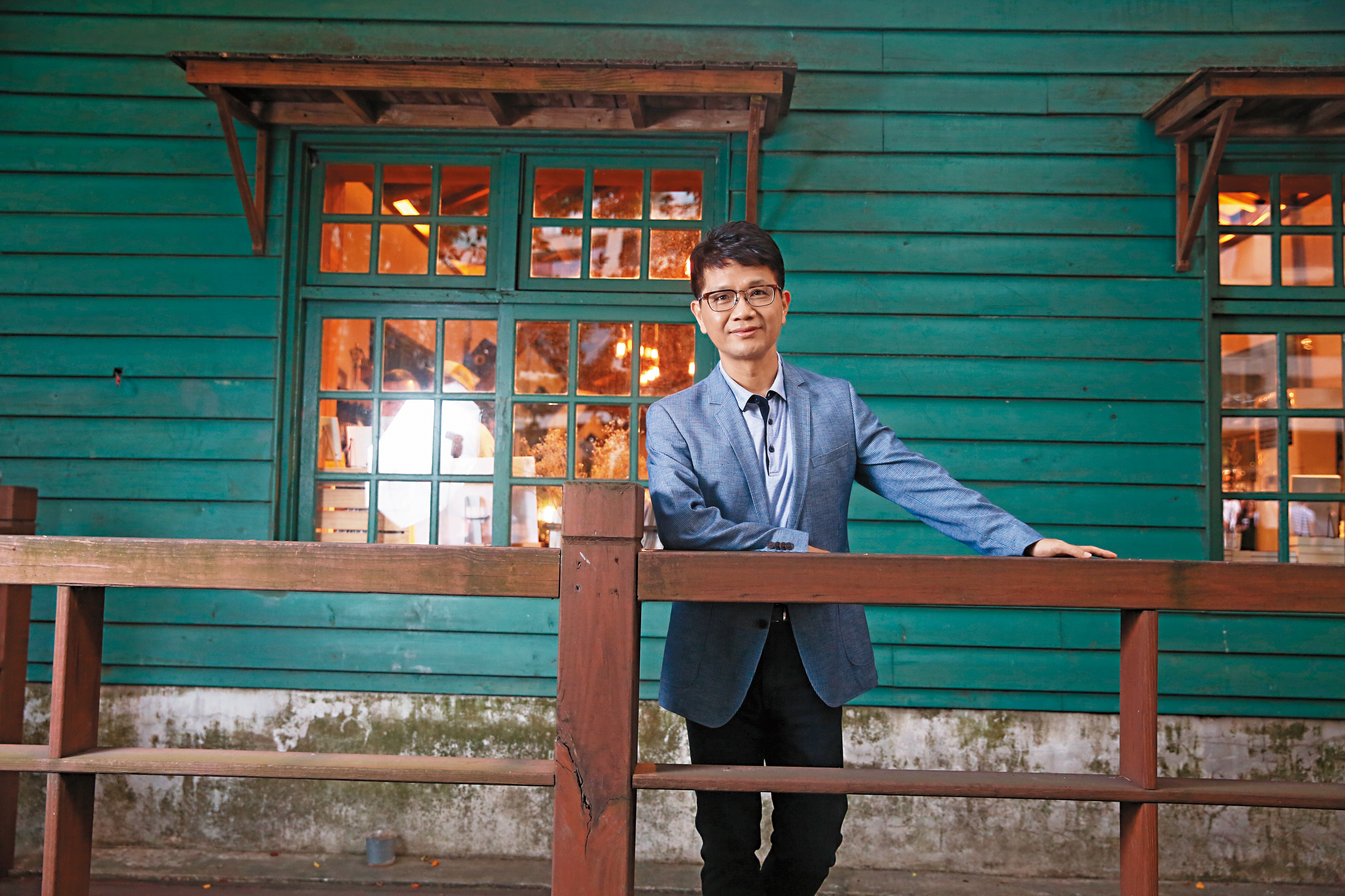 侯文詠過去很排斥「暢銷作家」的頭銜，如今已能坦然接受，並企圖透過文字，引導讀者思考更多社會議題。