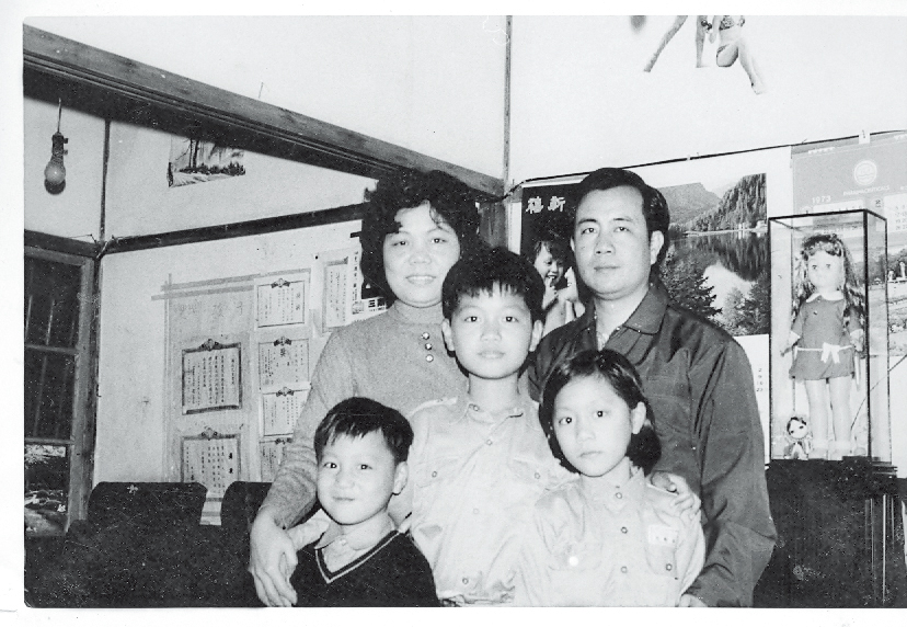 童年侯文詠(中)的全家福。媽媽(後排左)、爸爸(後排右)、弟弟(前排左)、妹妹(前排右)。(侯文詠提供)