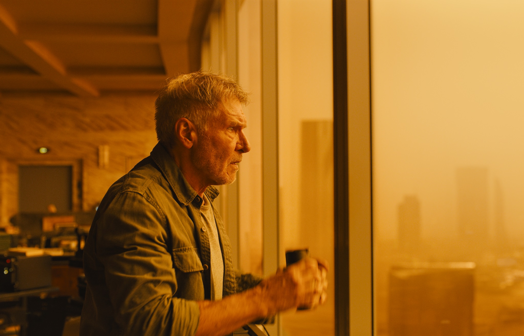 哈里遜福特飾演的「戴克」,從《銀翼殺手》延續到《銀翼殺手2049》。(索尼提供)