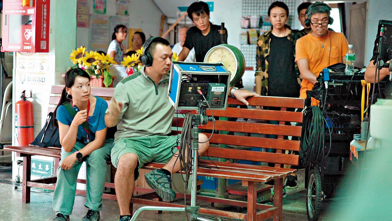 有專業團隊當後援，黃信堯（前左二）執導《大佛普拉斯》更敢大膽發揮創意。（甲上提供）