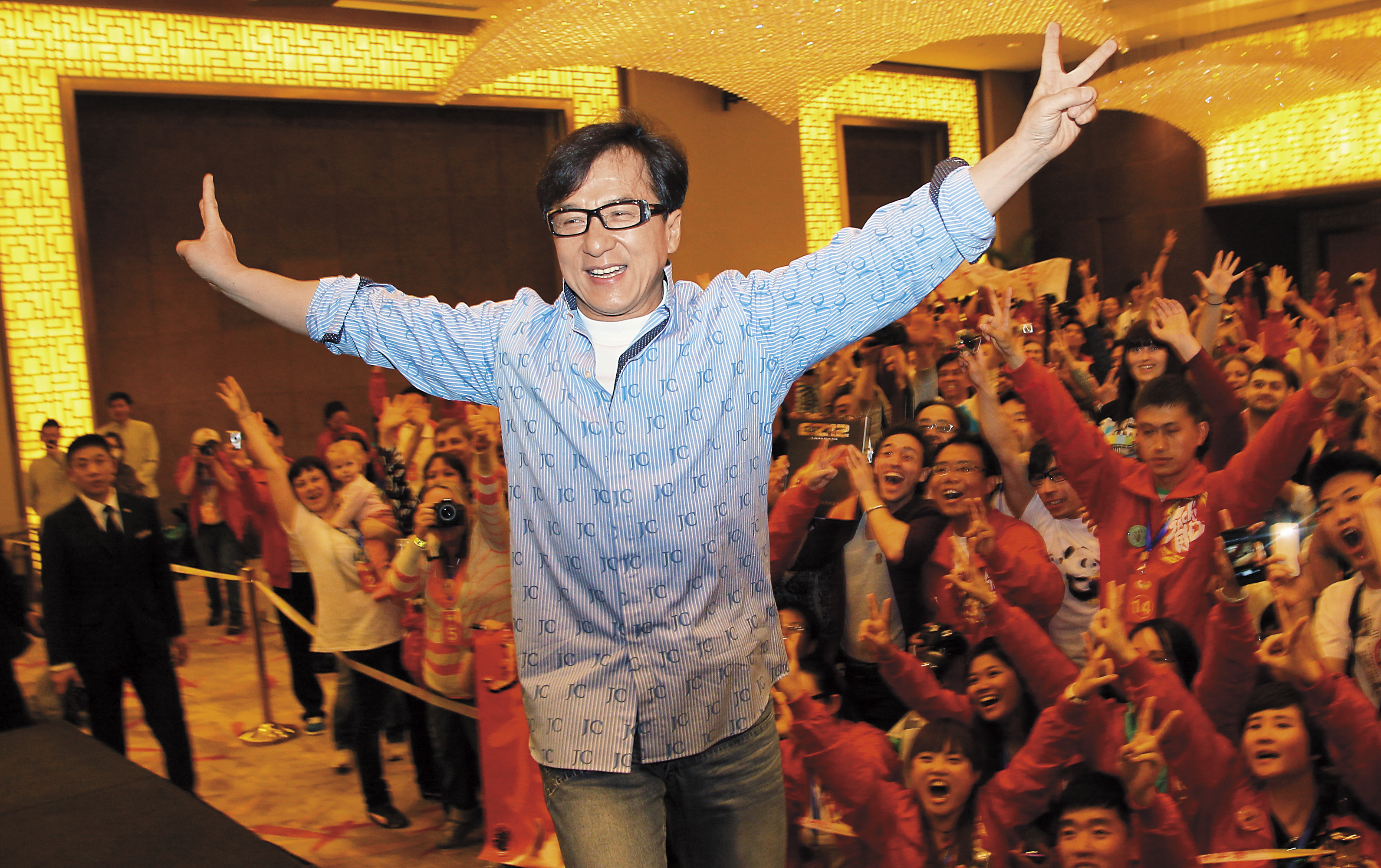 多年來成龍經常抽空和來自世界各地粉絲聚會，在廣受中國市場歡迎之前，成龍早就征服全世界影迷，他的微博粉絲近3000萬，facebook粉絲超過6400萬人。（東方IC）