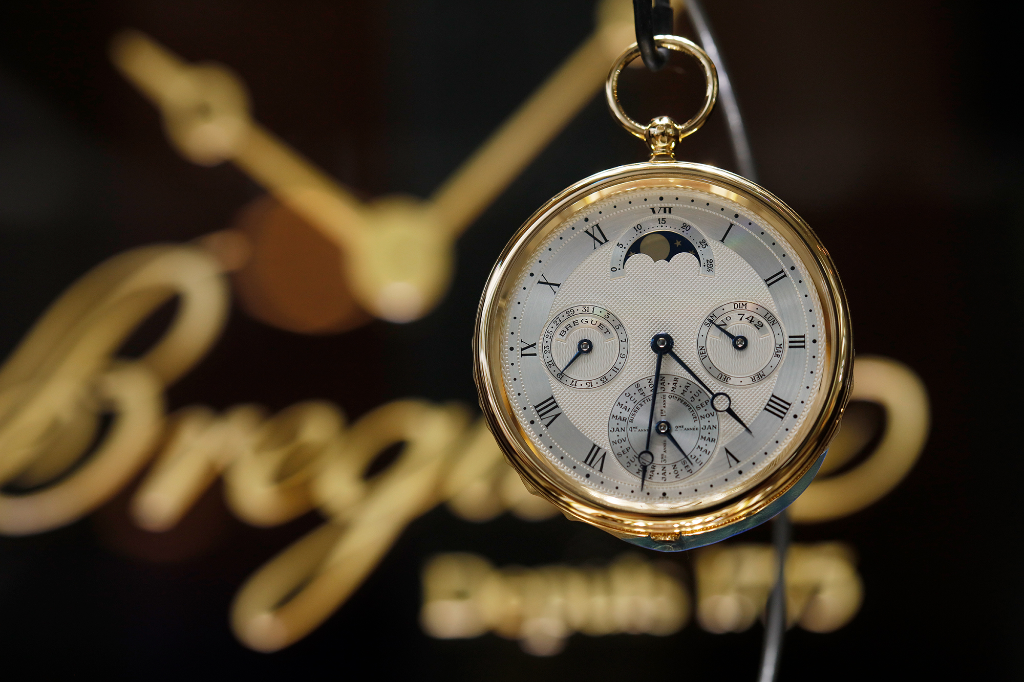 寶璣Ref. 1800 BA、編號No.742萬年曆懷錶，面盤上裝飾各種機刻飾紋，包括面盤中央巴黎鞋釘紋、3點鐘與6點鐘的光滑環飾紋。定價NT$4,244,000。