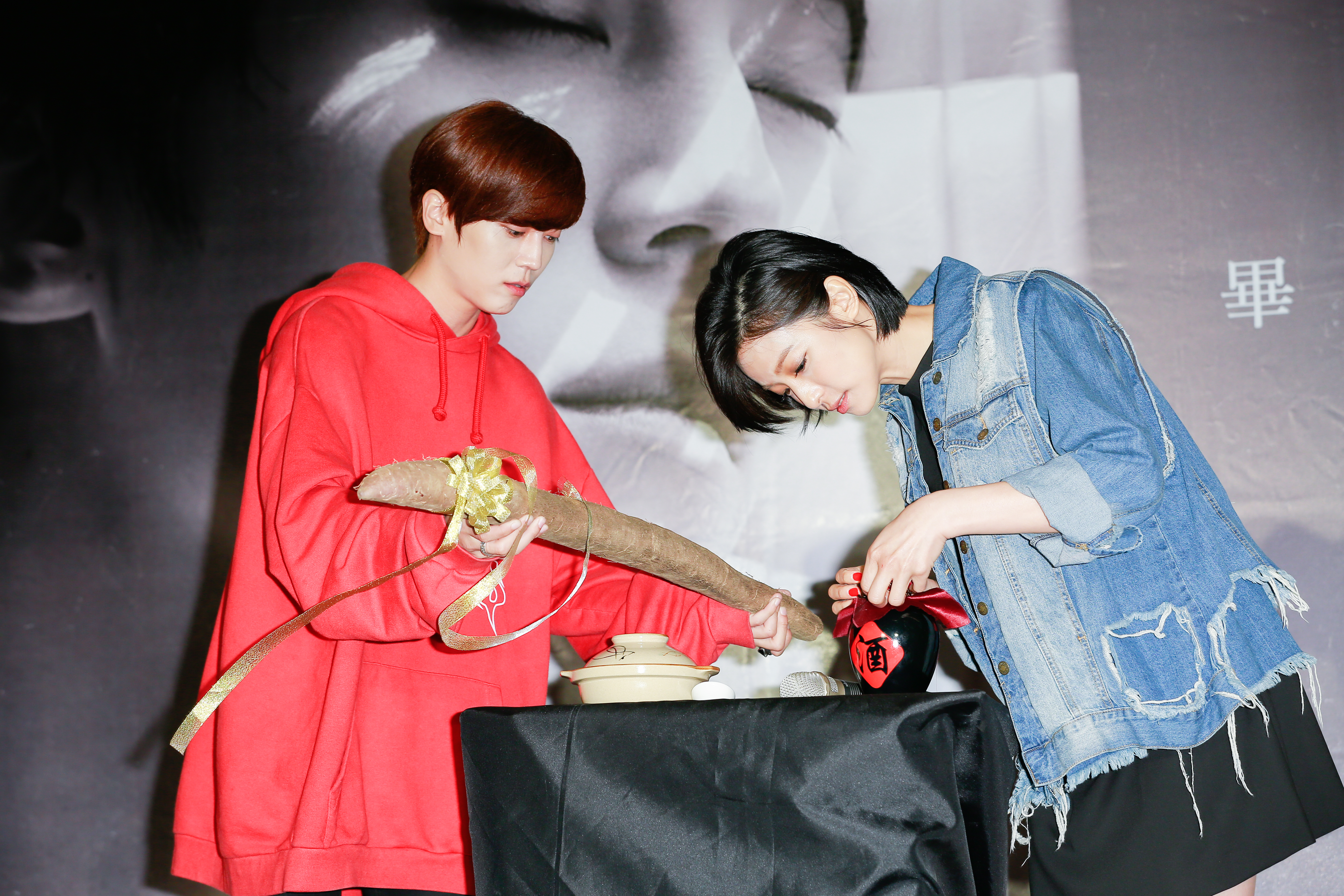 賴雅妍（右）驚喜現身，送上山藥給畢書進補身體。