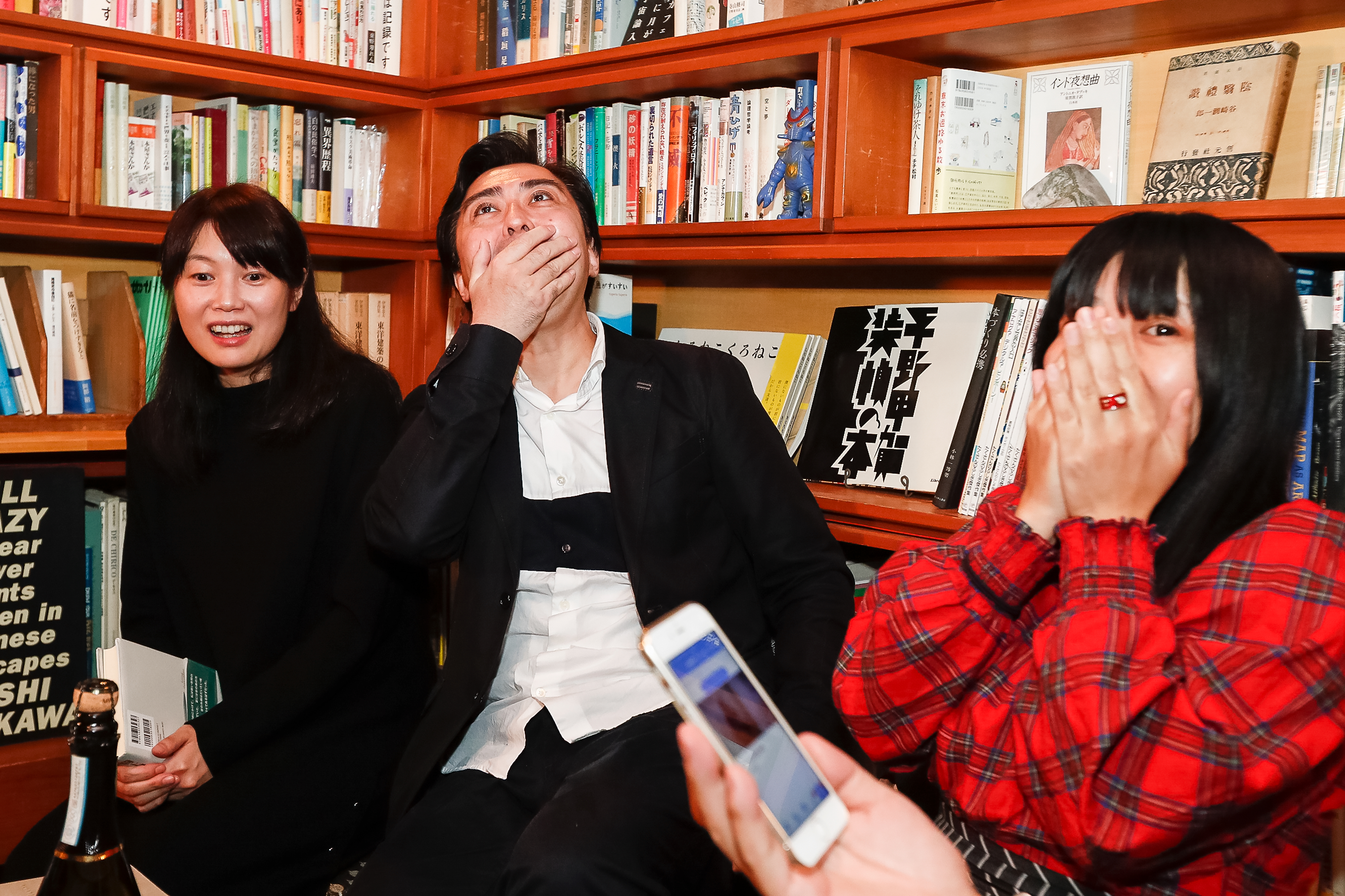 東京一家咖啡店裡，書迷們得知村上春樹未獲獎，臉上露出痛苦的表情。（東方IC）