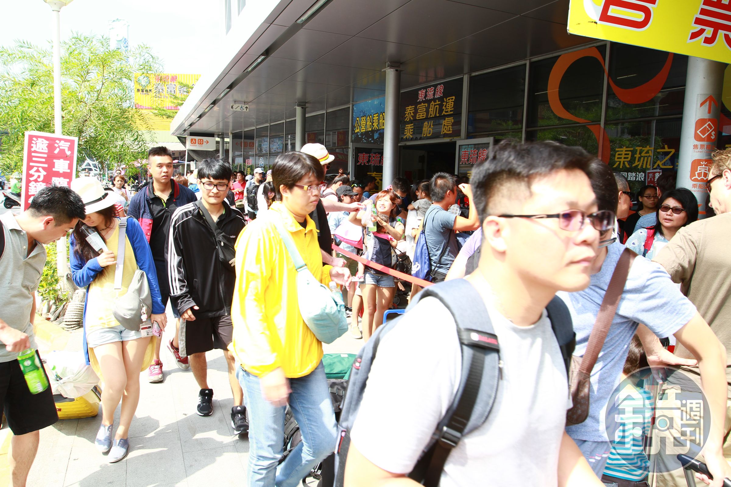 赴小琉球的東琉線船班上午湧大批人潮。（民眾提供）
