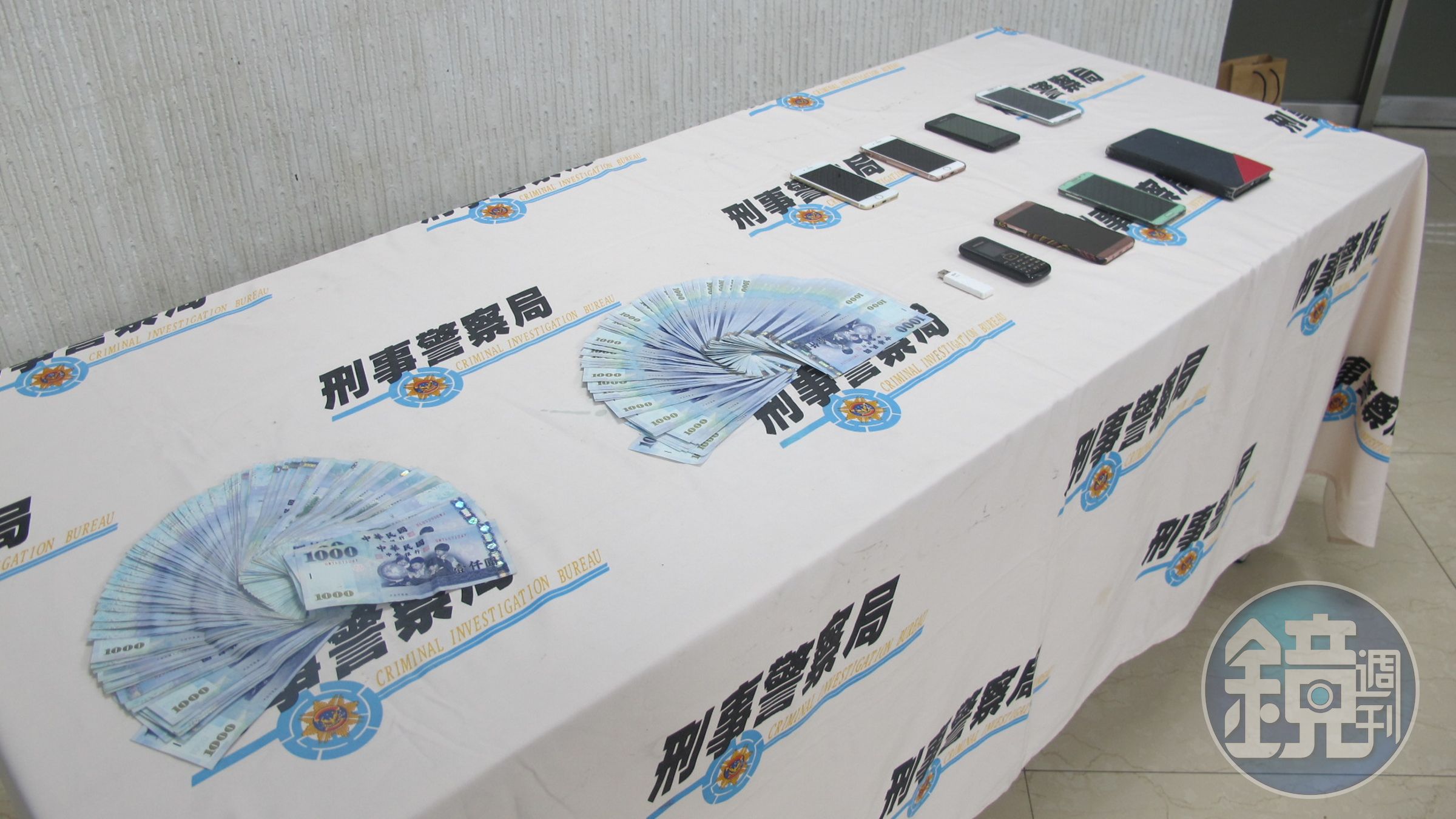 警方瓦解林嫌車手集團，查獲2百餘萬元贓款、金飾等贓證物。（刑事局提供）