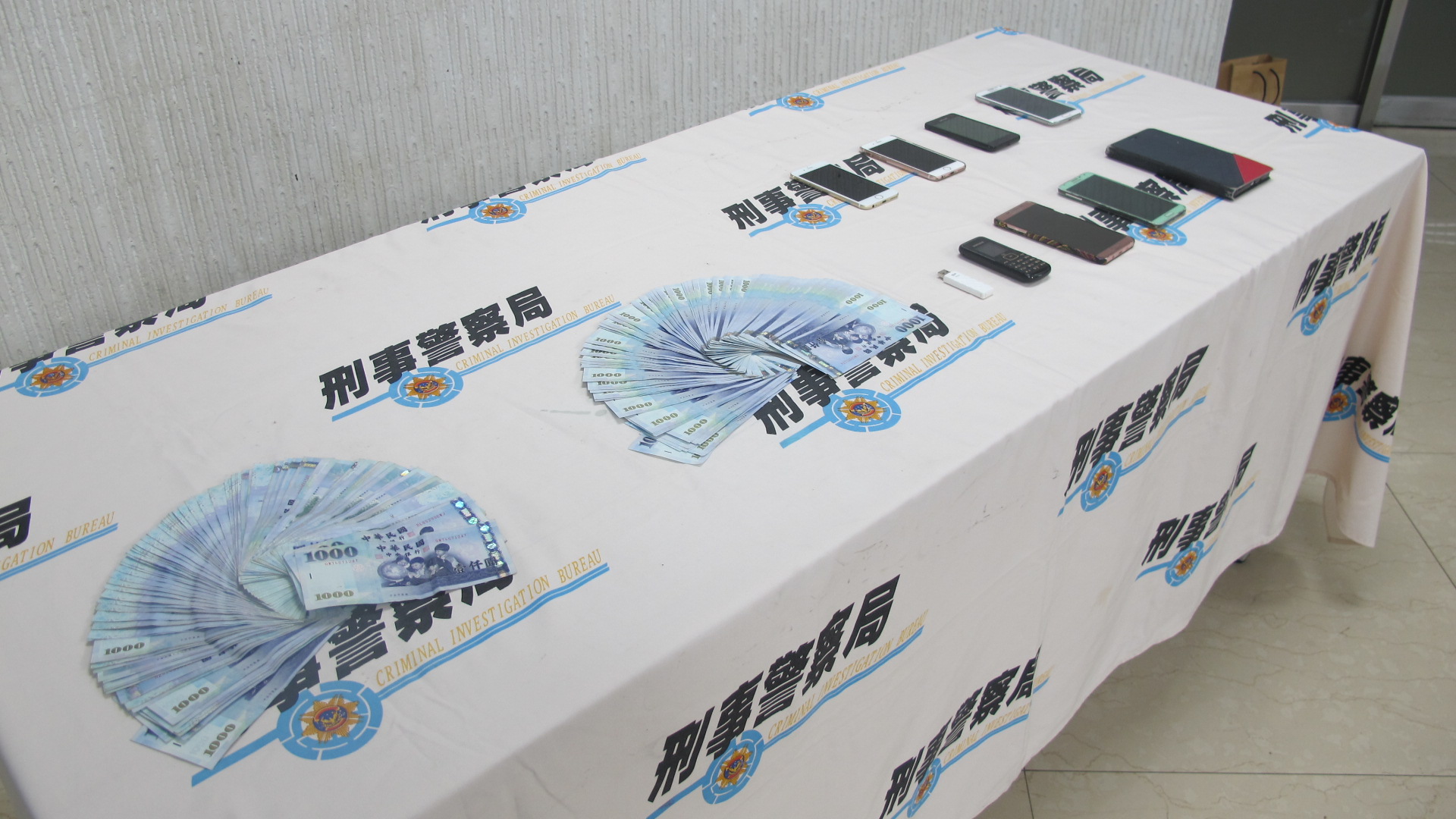 警方瓦解林嫌車手集團，查獲2百餘萬元贓款、金飾等贓證物。（刑事局提供）